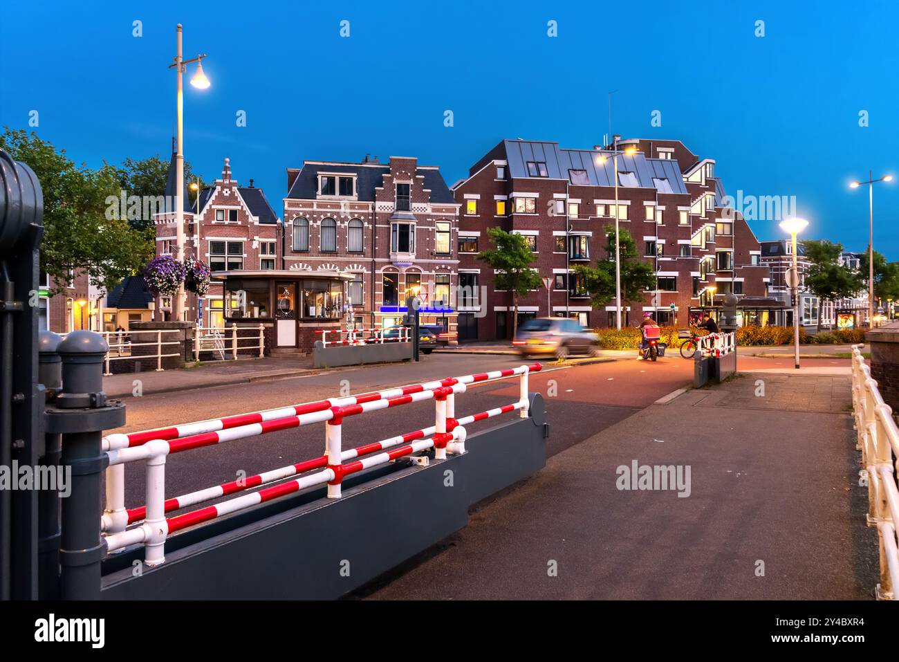 Vue du Wirdumerpoortsbrug aux belles façades de la Zuiderplein au crépuscule, Leeuwarden, pays-Bas Banque D'Images