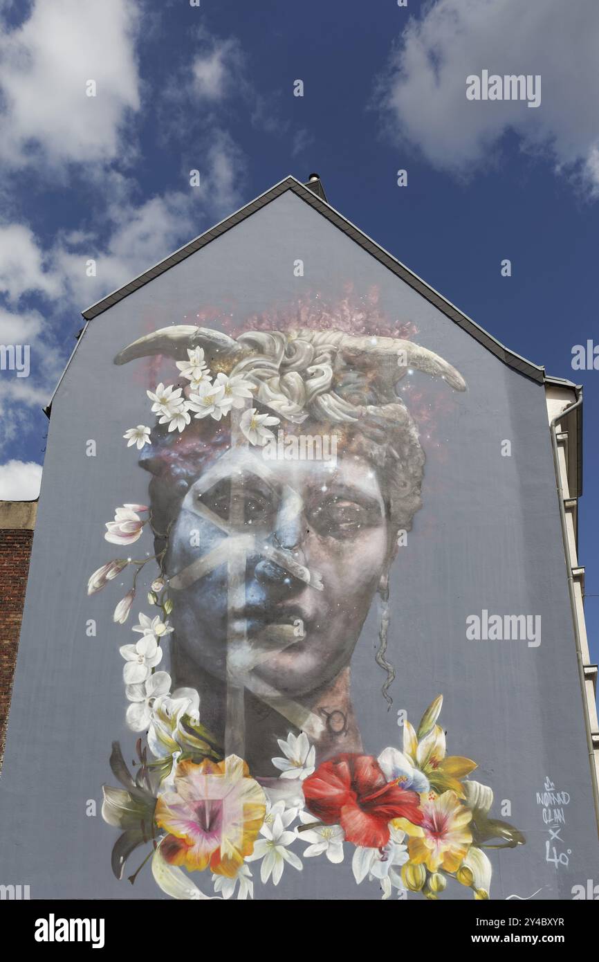 Portrait d'une personne bigendante, bisexualité symbolisée par des cornes et des arrangements floraux, murale de l'artiste de rue Nomad Clan, quartier de Flingern, Duesseldo Banque D'Images