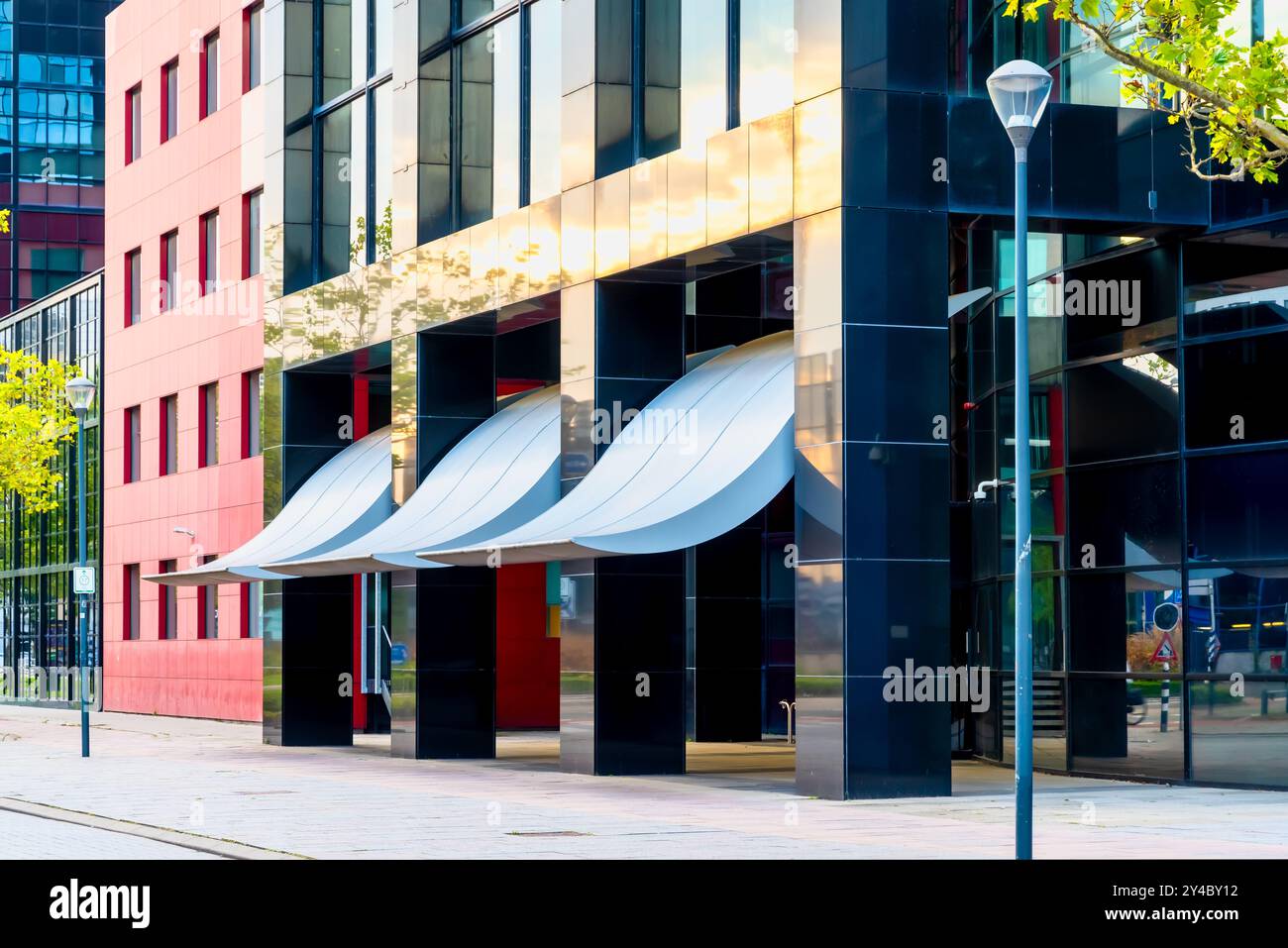 Architecture moderne dans le centre-ville de Leeuwarden, Frise, pays-Bas Banque D'Images