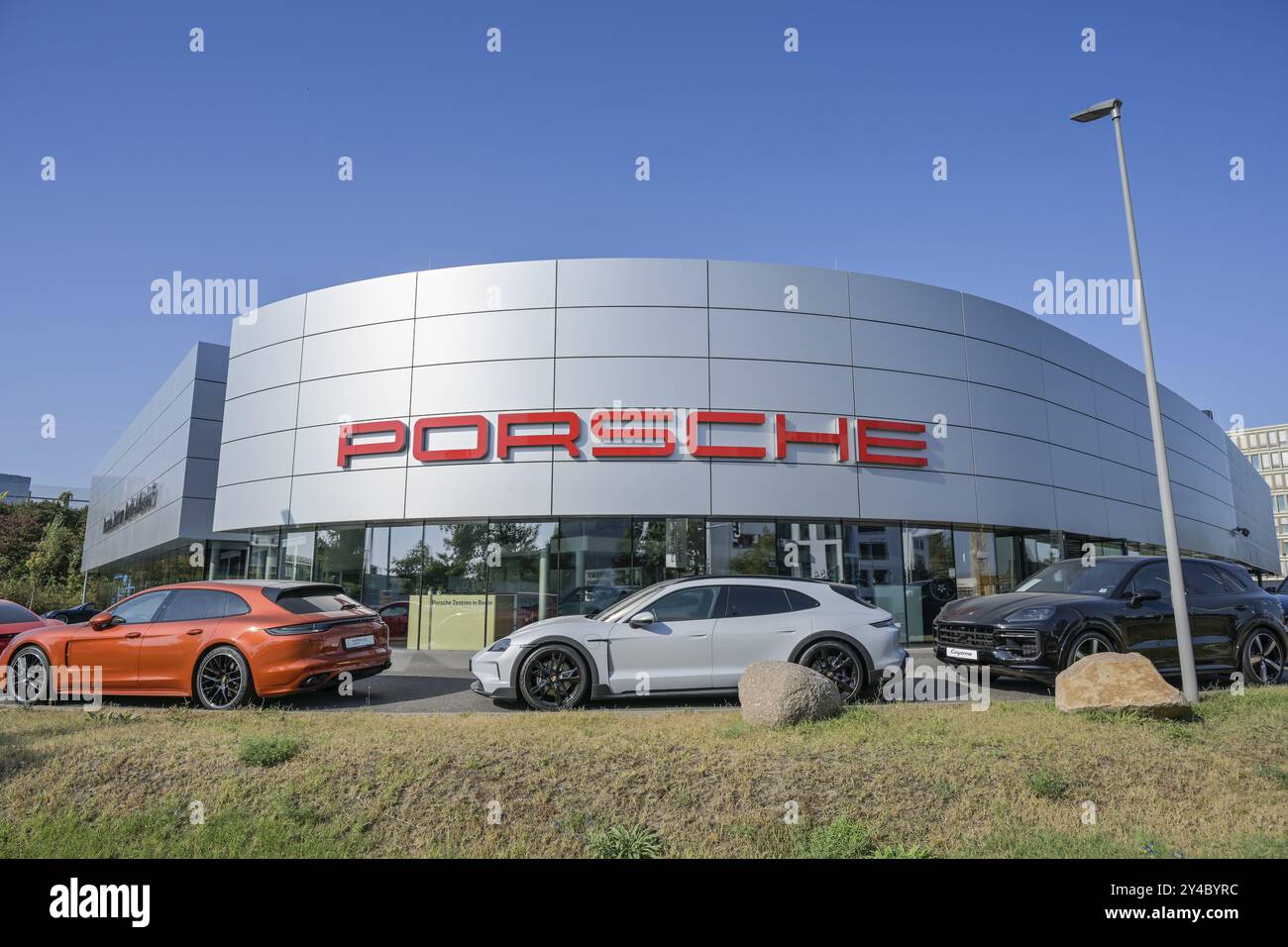 Porsche Centre Adlershof, Hermann-Dorner-Allee, Johannistal, Adlershof, Treptow-Koepenick, Berlin, Allemagne, Europe Banque D'Images