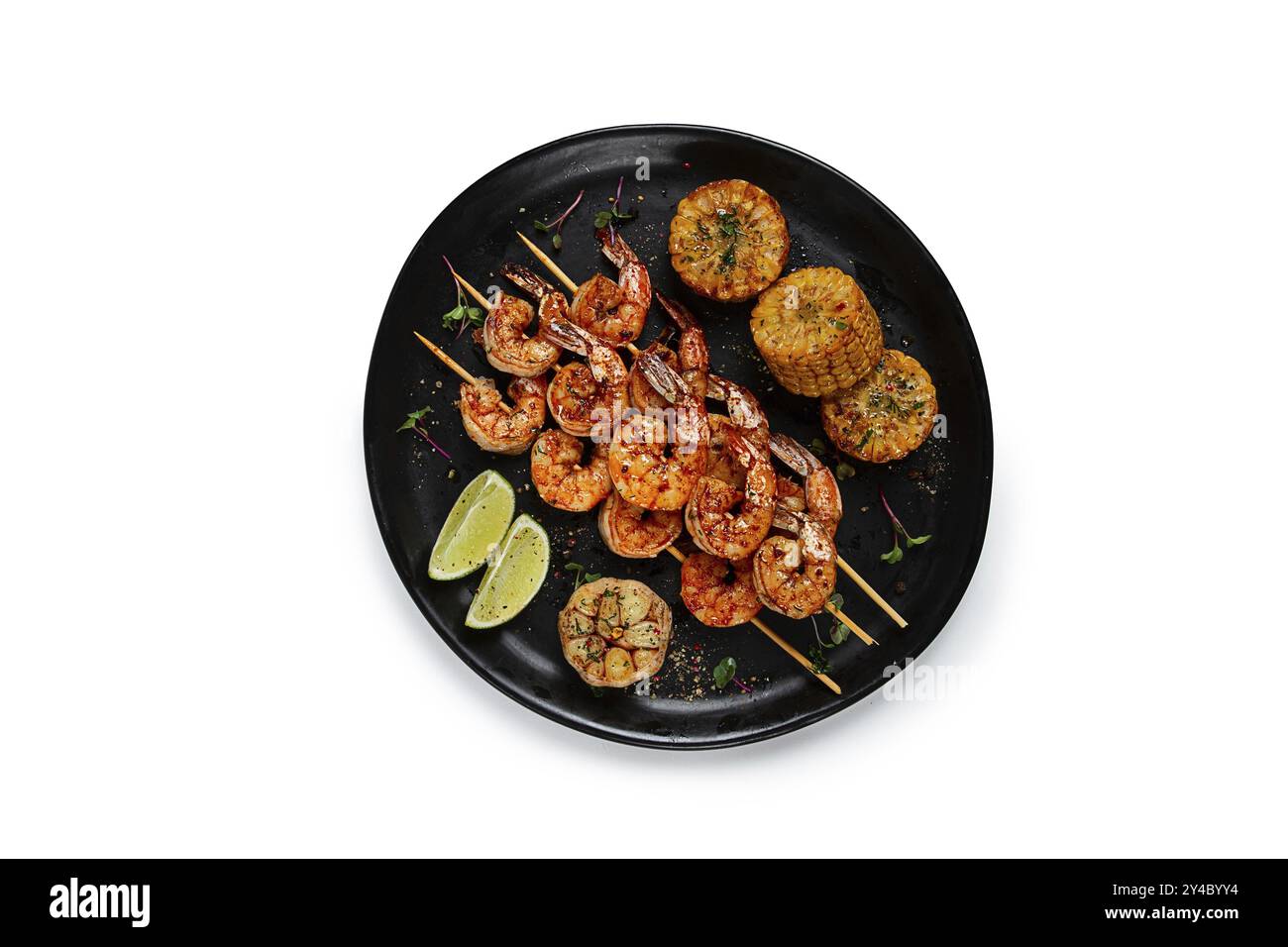 Crevettes tigrées sur brochettes, kebab de crevettes, avec du maïs, frites, maison, personne, sur fond blanc, ne s'isole Banque D'Images Crevettes tigrées sur brochettes, kebab de crevettes, avec du maïs, frites, maison, personne, sur fond blanc, ne s'isole Banque D'Images