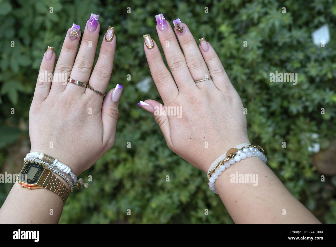 Ongles colorés d'une jeune femme, Bade-Wuertemberg, Allemagne, Europe Banque D'Images