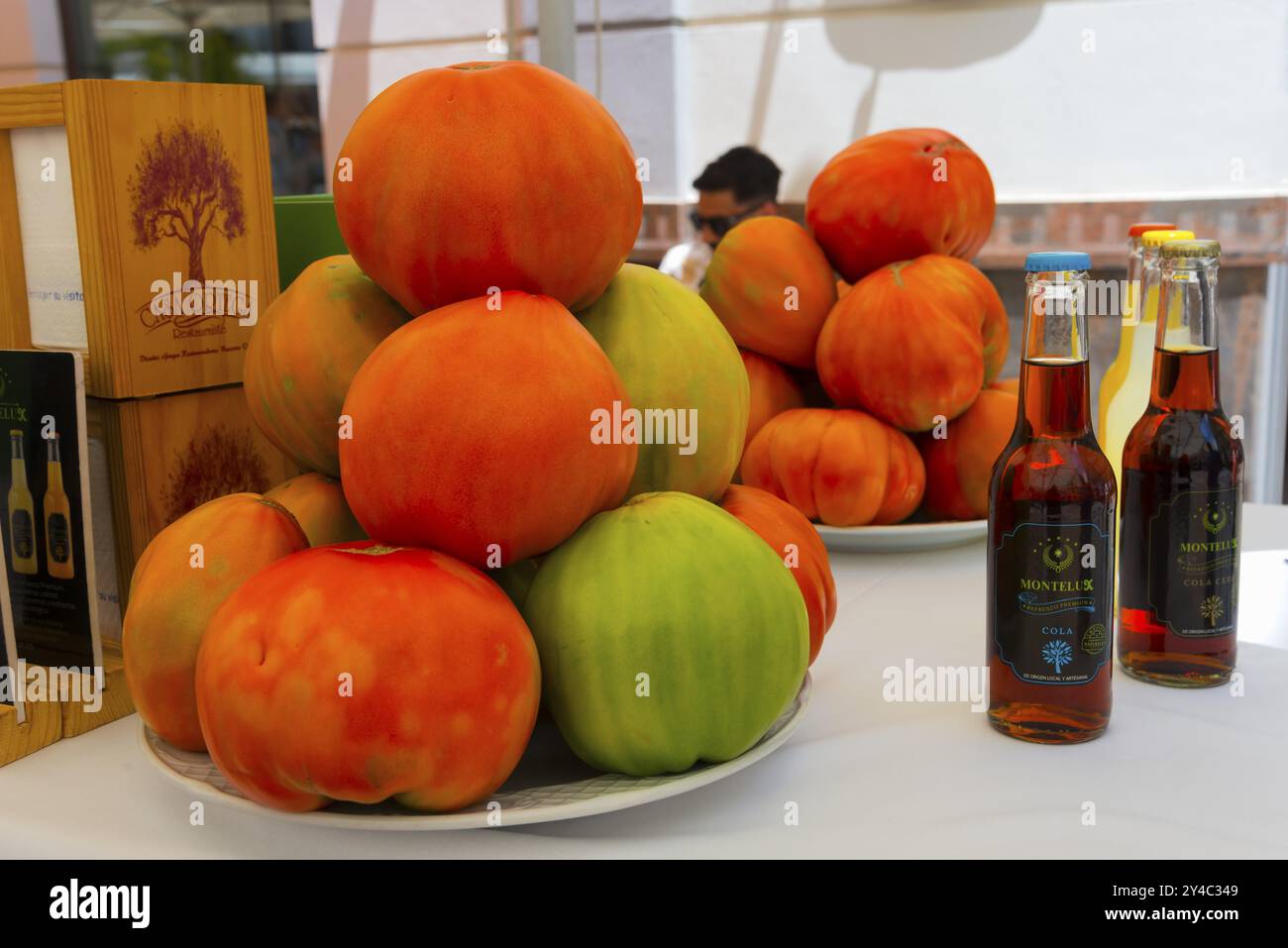 Tomates fraîches et bouteilles de bière sur une table lors d'un marché ou d'un festival, Ronda, Malaga, Andalousie, Espagne, Europe Banque D'Images