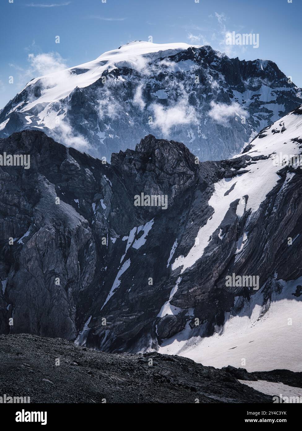 Massif du Mont Rose avec champs de glace, pentes enneigées et roches sombres et escarpées dans les Alpes suisses, Suisse, dans un paysage vertical dramatique Banque D'Images
