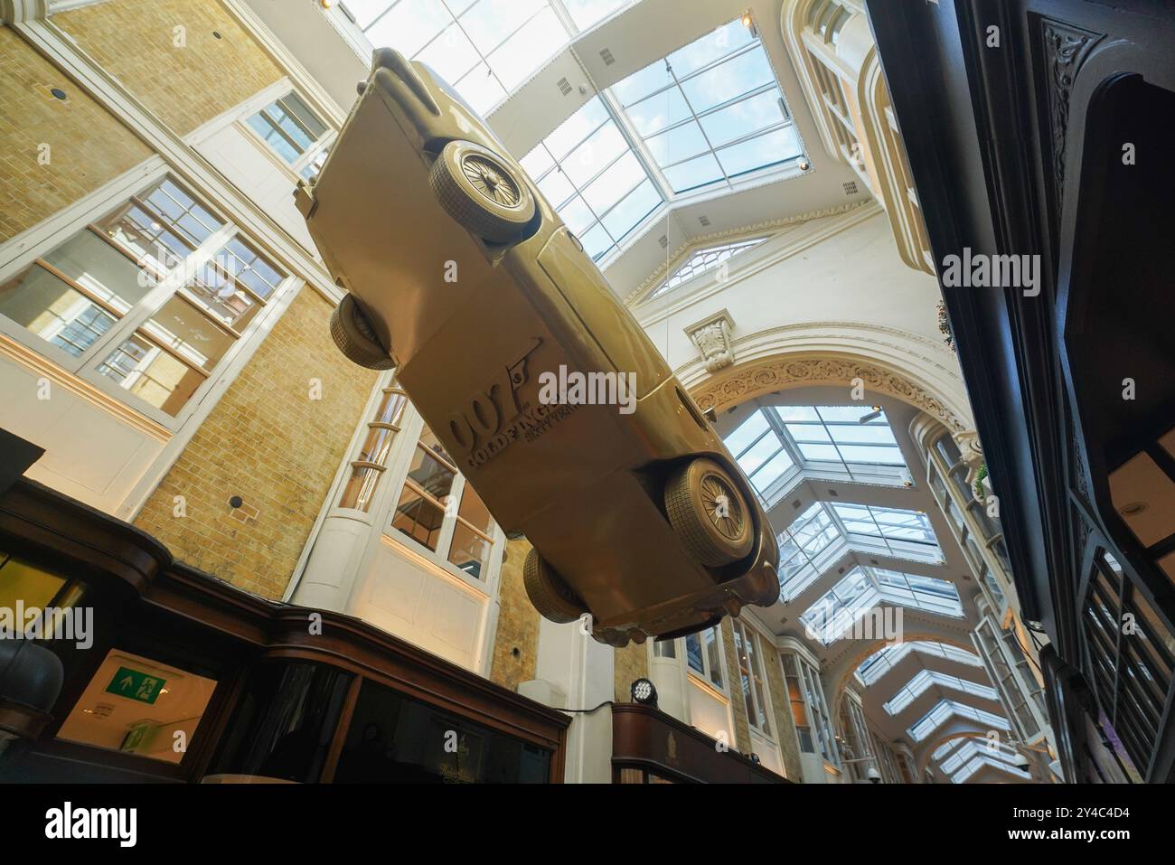 Londres, Royaume-Uni. 17 septembre 2024 Une réplique Aston Martin DB5 Hands à la Burlington Arcade à Piccadilly est décorée avec le thème James Bond 007 pour célébrer les 60 ans de GoldfingerCredit : Amer Ghazzal/Alamy Live News Banque D'Images