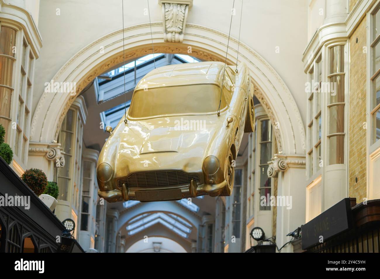 Londres, Royaume-Uni. 17 septembre 2024 Une réplique Aston Martin DB5 Hands à la Burlington Arcade à Piccadilly est décorée avec le thème James Bond 007 pour célébrer les 60 ans de GoldfingerCredit : Amer Ghazzal/Alamy Live News Banque D'Images
