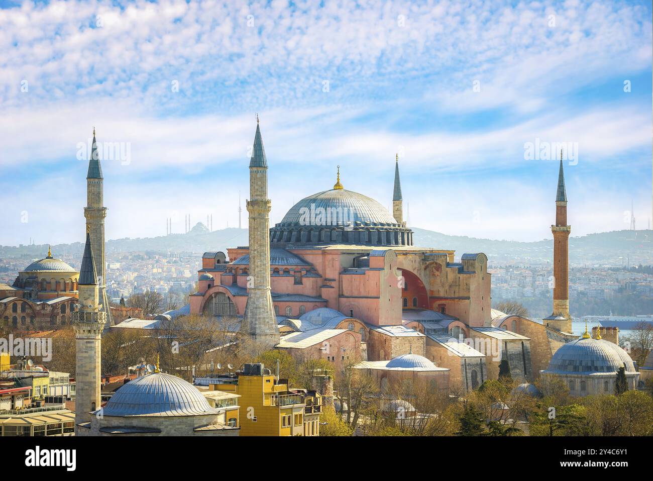 Nuages au-dessus de la mosquée Sainte-Sophie à Istanbul, Turquie, Asie Banque D'Images