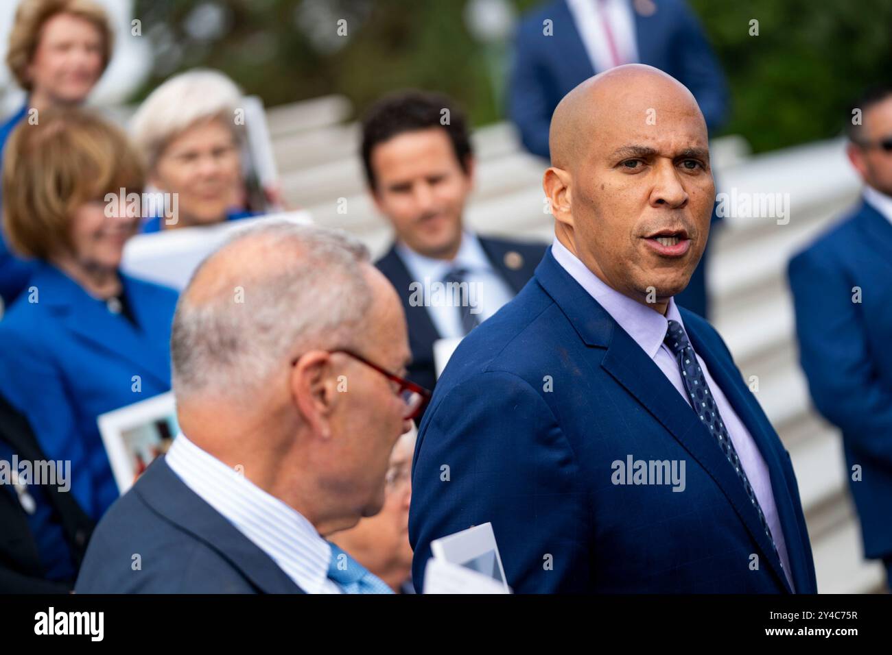 Washington, États-Unis. 17 septembre 2024. Le sénateur Cory Booker, d-NJ, s’exprime lors d’une conférence de presse avec d’autres démocrates du Sénat avant un vote du Sénat qui codifierait les protections fédérales pour les traitements de fécondation in vitro (FIV) en dehors du Capitole des États-Unis à Washington, DC le mardi 17 septembre 2024. Photo de Bonnie Cash/UPI crédit : UPI/Alamy Live News Banque D'Images