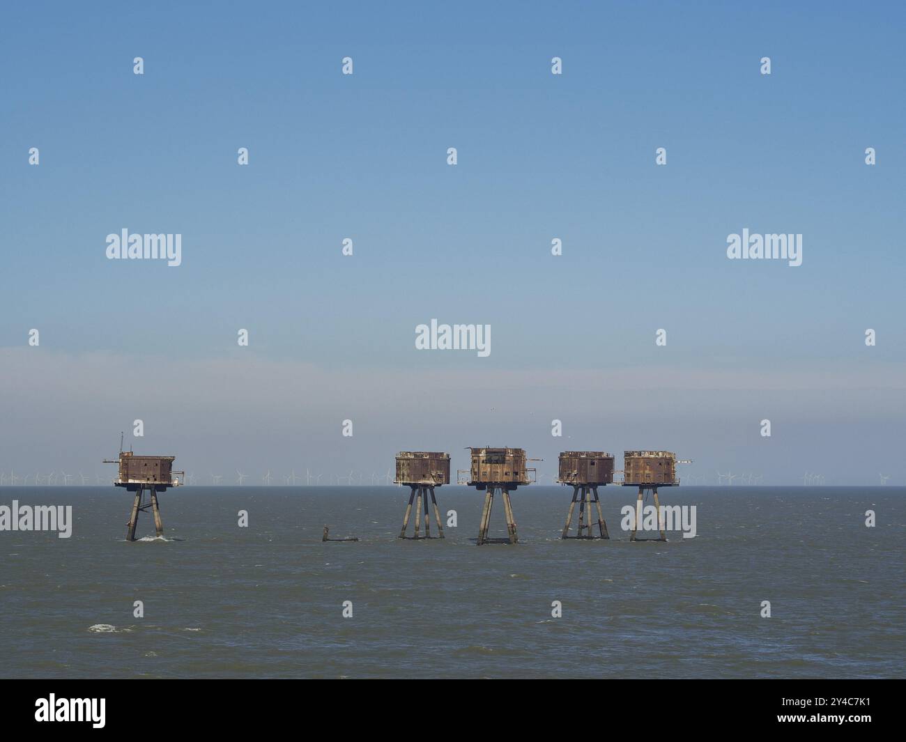 Quatre maisons de mer rouillées sur pilotis se tiennent dans la mer sous un ciel bleu clair, themse, . tilbury, Angleterre, Grande-Bretagne Banque D'Images