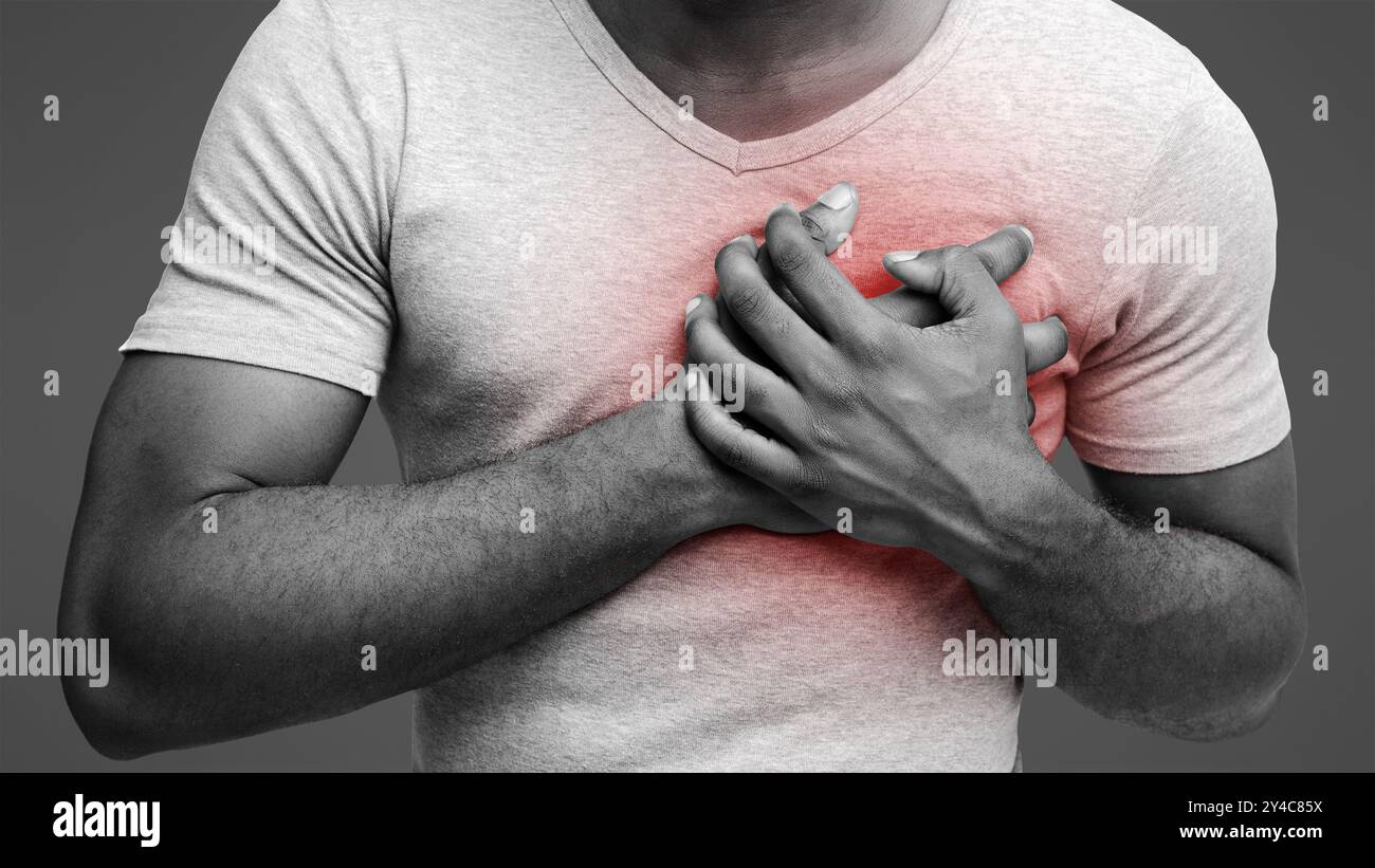 Court de jeune homme noir ayant une crise cardiaque Banque D'Images