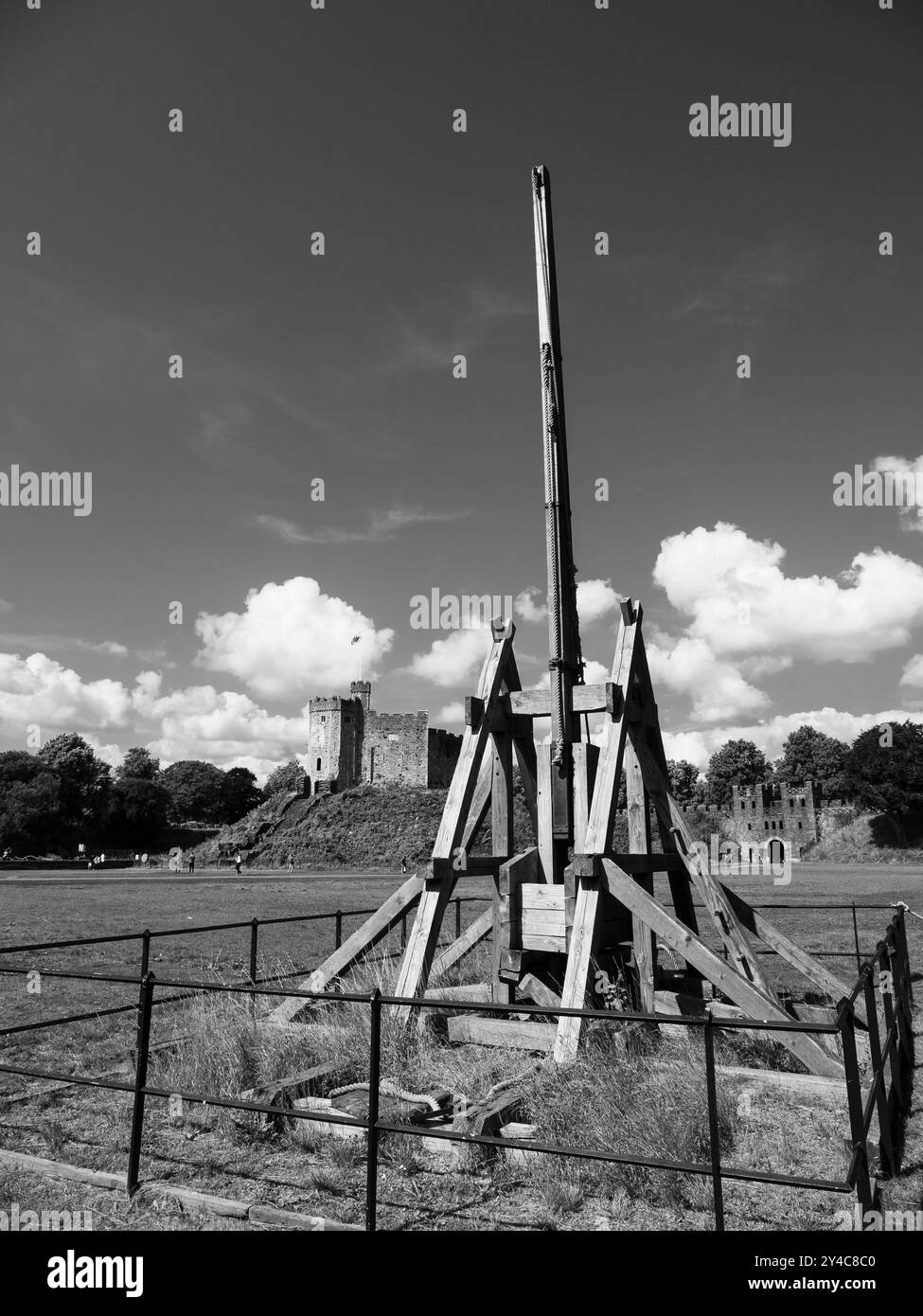 Noir et blanc, trébuchet, machine de guerre médiévale, château de Cardiff, Cardiff, Angleterre, Royaume-Uni, GB. Banque D'Images