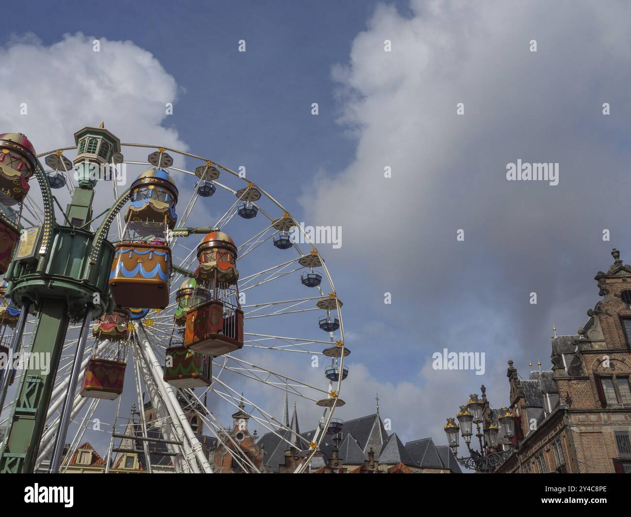 Une place historique de la ville avec une grande roue sous un ciel nuageux, nimègue, pays-bas Banque D'Images