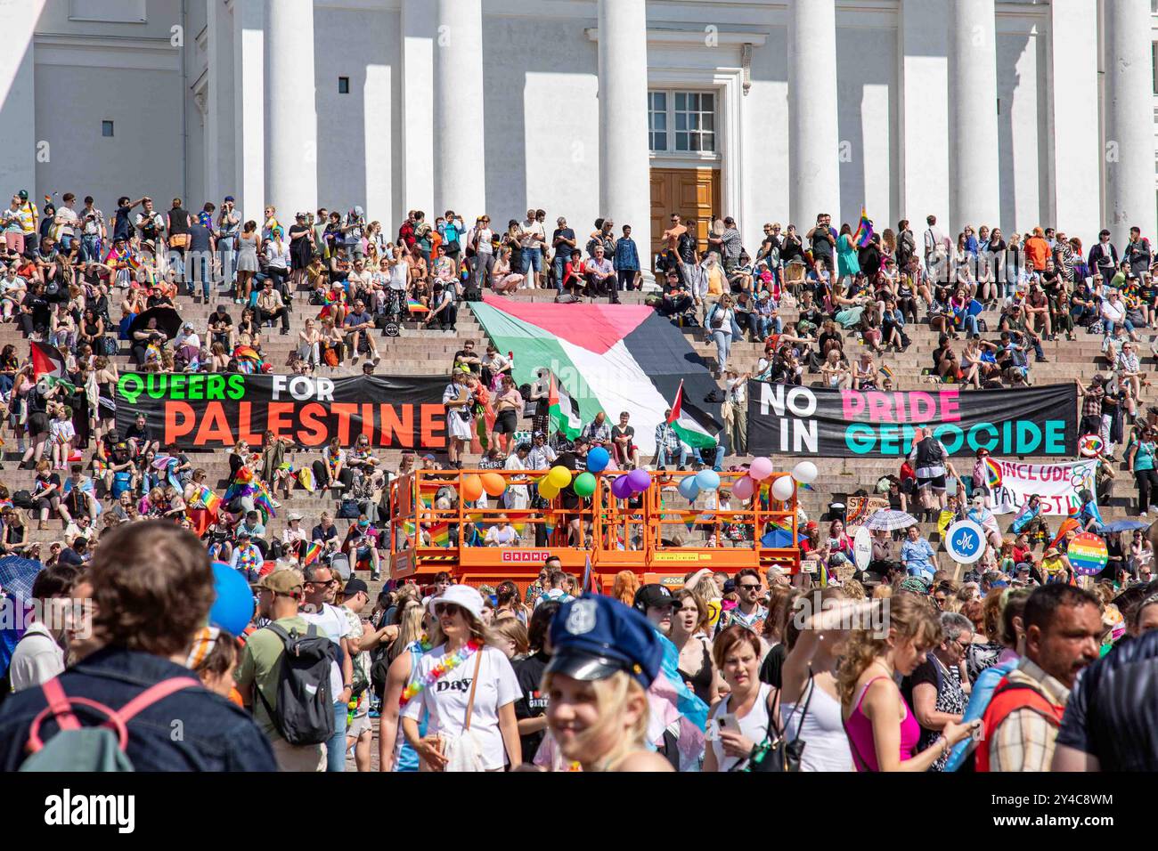 Rassemblement de personnes sur la place du Sénat et sur les marches de la cathédrale d'Helsinki avant le défilé de la fierté d'Helsinki 2024 à Helsinki, en Finlande Banque D'Images