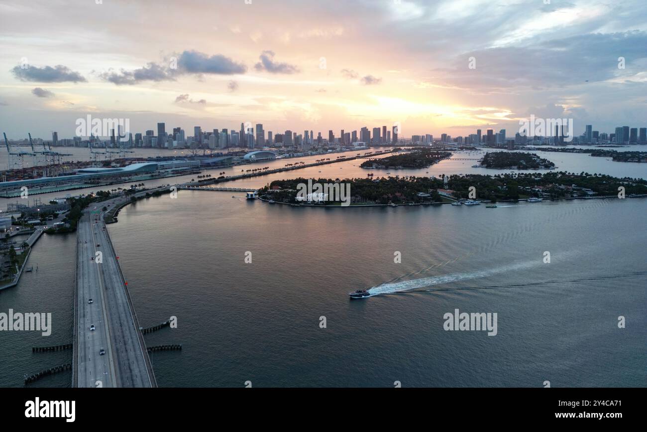 Miami Beach, South Beach la nuit. Miami bord de mer au crépuscule. Vue aérienne de Miami Beach en soirée et du paysage urbain. Côte de Miami Beach prise de vue nocturne Banque D'Images