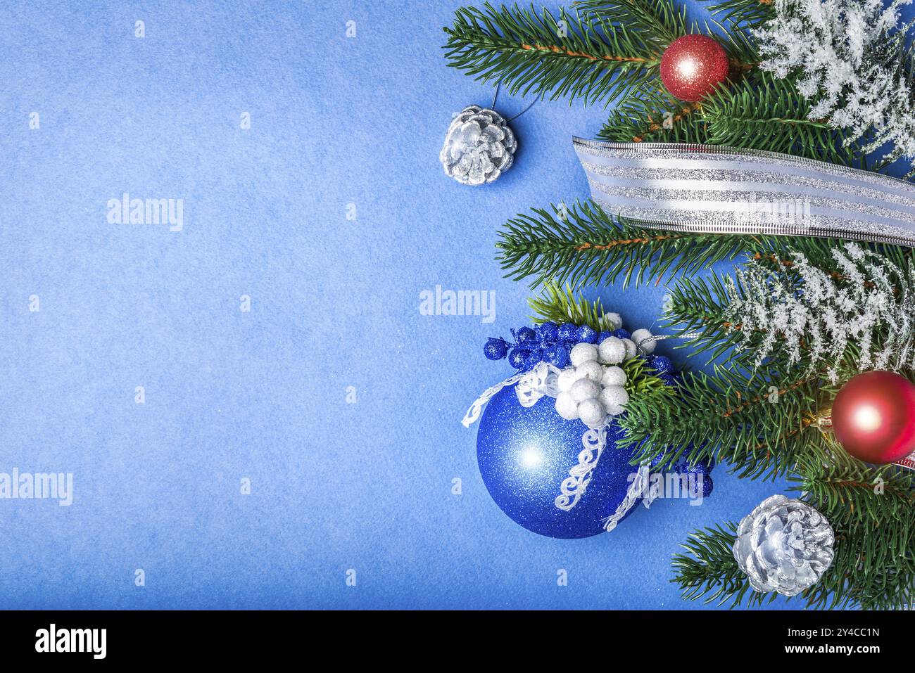 Arbre de Noël et jouets sur fond bleu Banque D'Images
