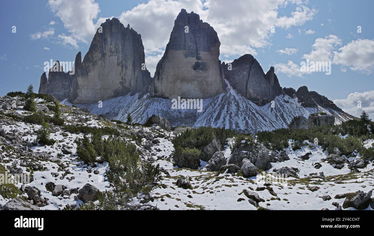 Vue sur les trois pics depuis le plateau karstique de Langenalpe, Dolomites de Sesto, Tyrol du Sud Banque D'Images