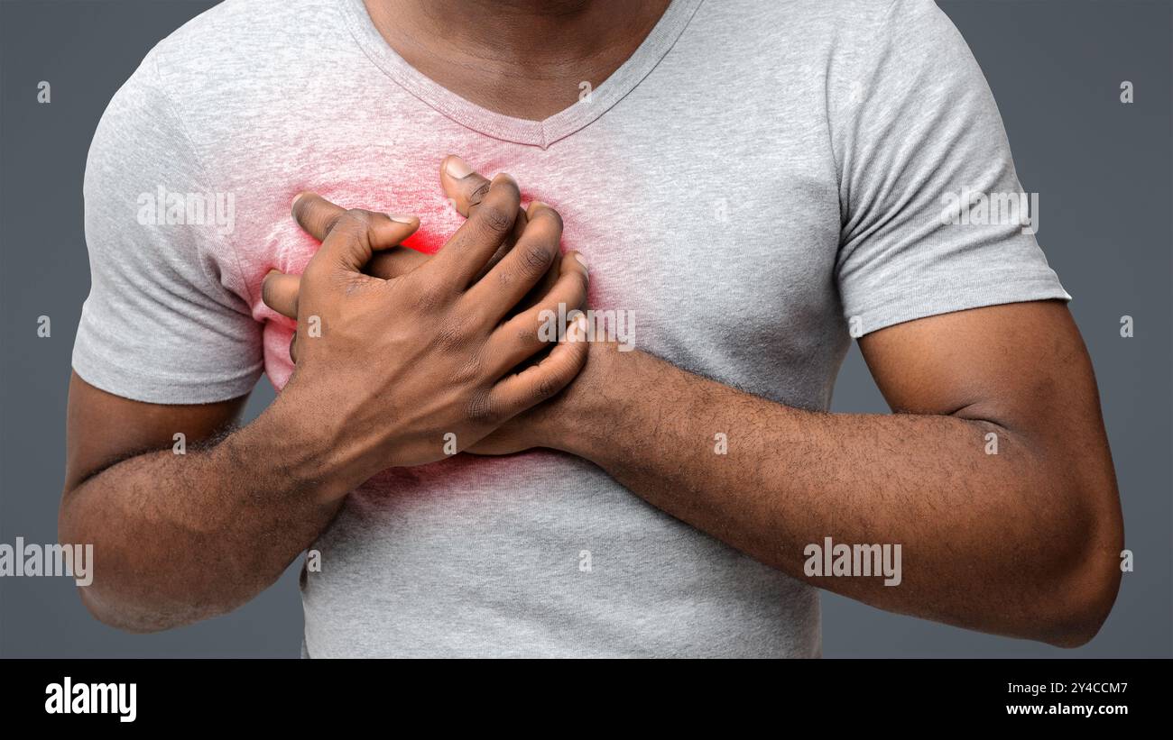 Court de jeune homme noir ayant une crise cardiaque Banque D'Images