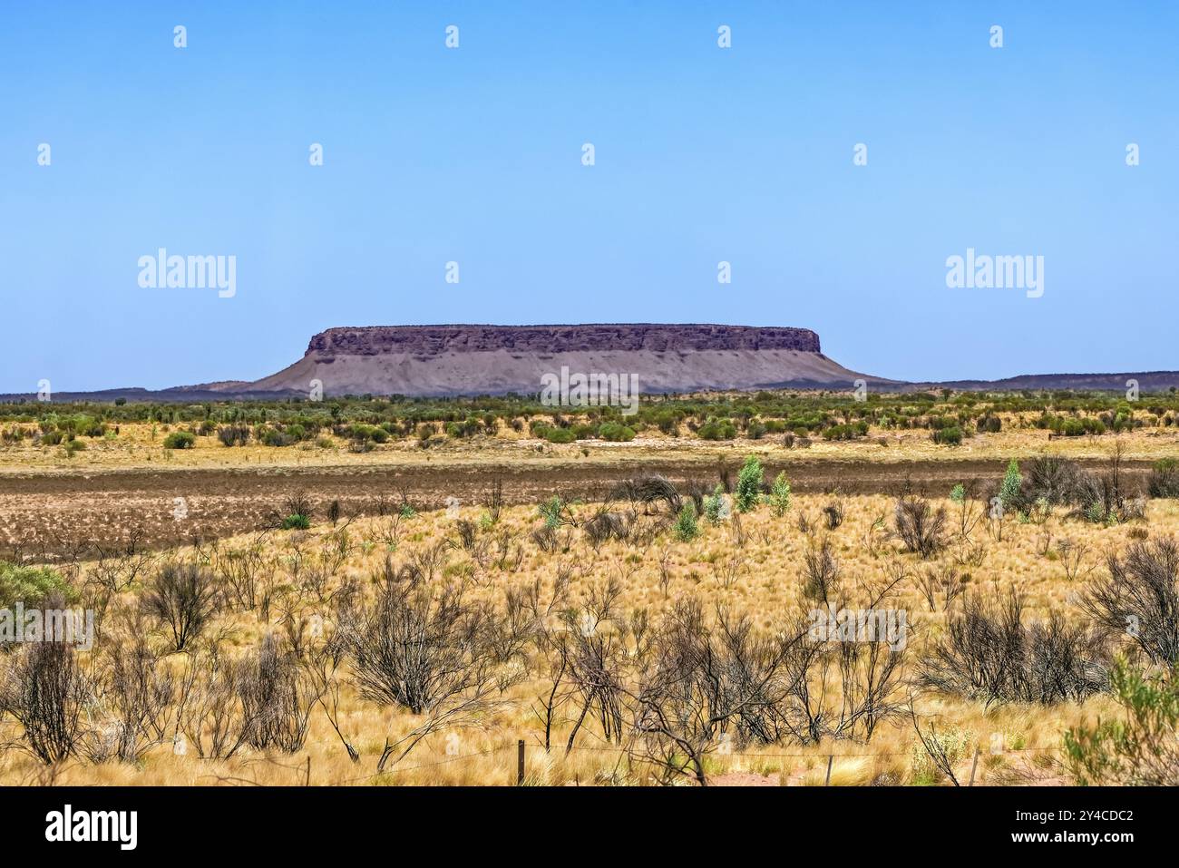 Outback, Mount Conner, sur la Lasseter Highway en direction d'Uluru, au centre rouge du territoire du Nord Banque D'Images