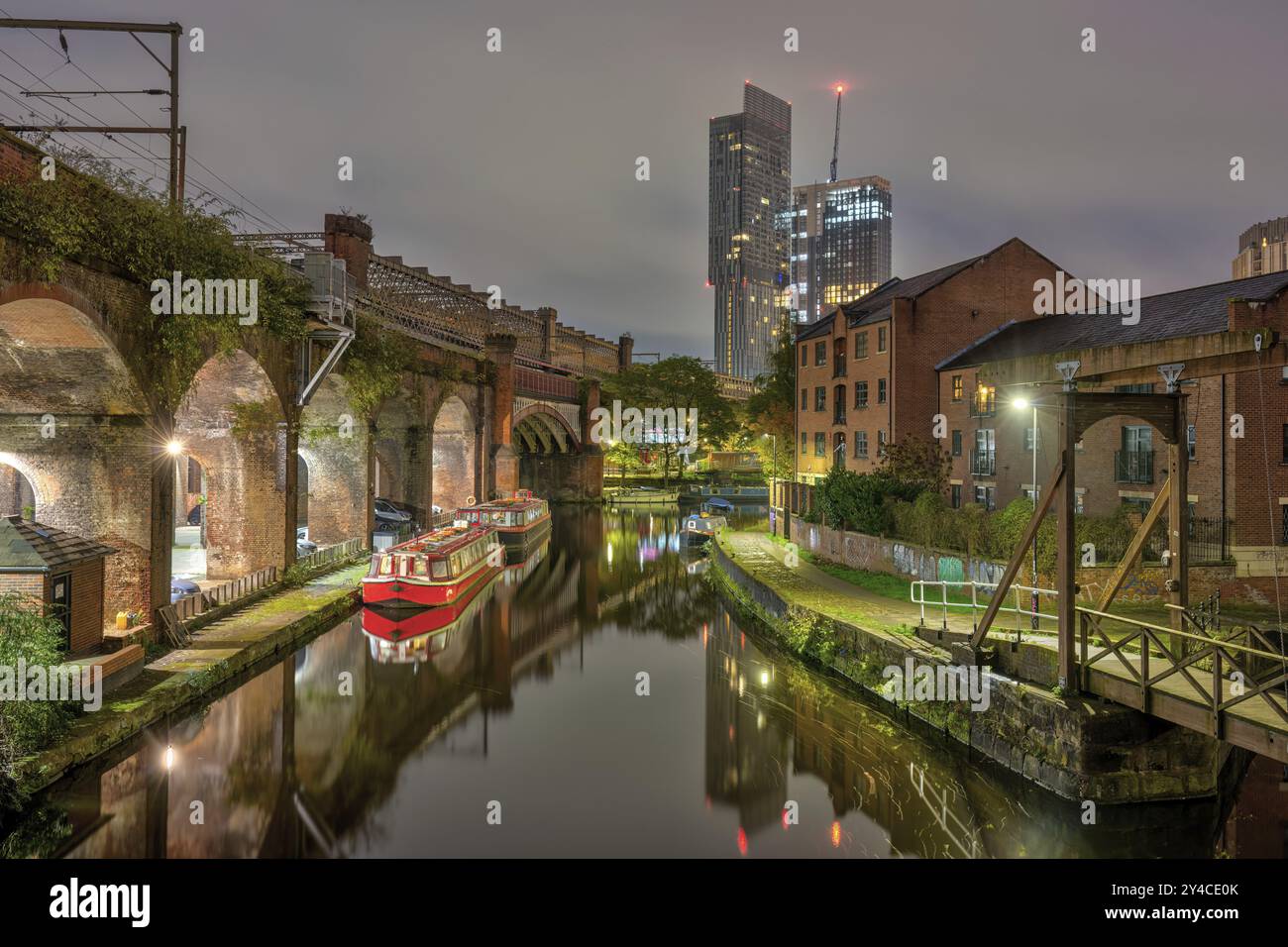 Castlefield à Manchester, Grande-Bretagne, la nuit, avec un gratte-ciel moderne en arrière-plan Banque D'Images