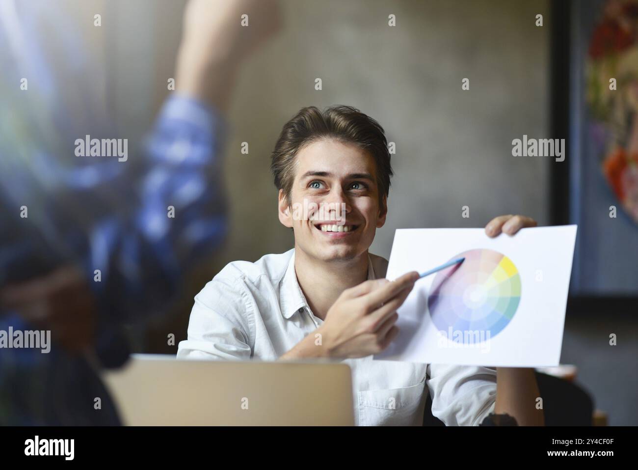 Photo d'équipe avec les designers d'intérieur chambre des plans de bâtiment sur Office 24, architectes travaillant avec de nombreuses couleurs palette pour choisir les meilleures couleurs pour des Banque D'Images