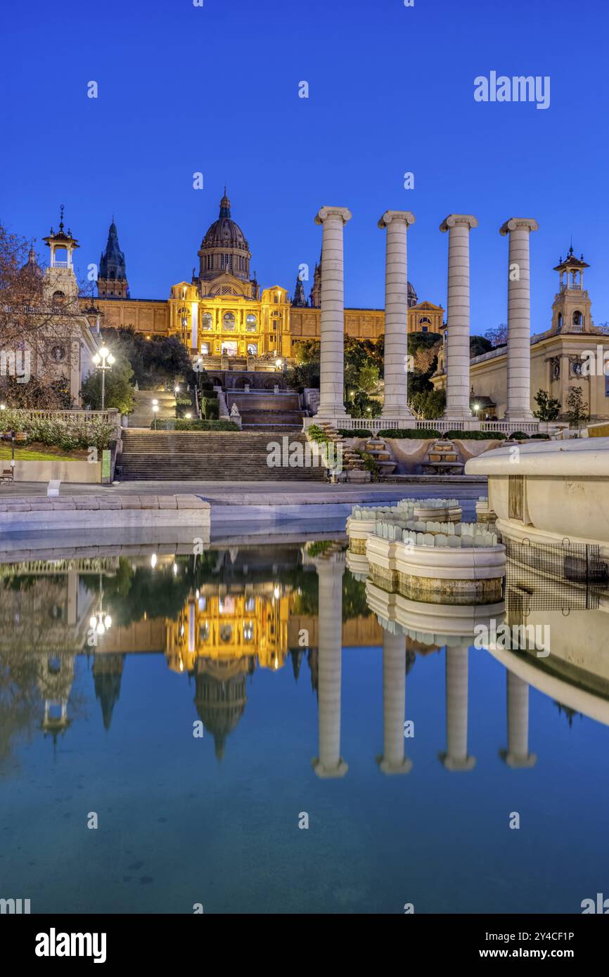 Le Palais National sur la colline de Montjuic à Barcelone au crépuscule Banque D'Images