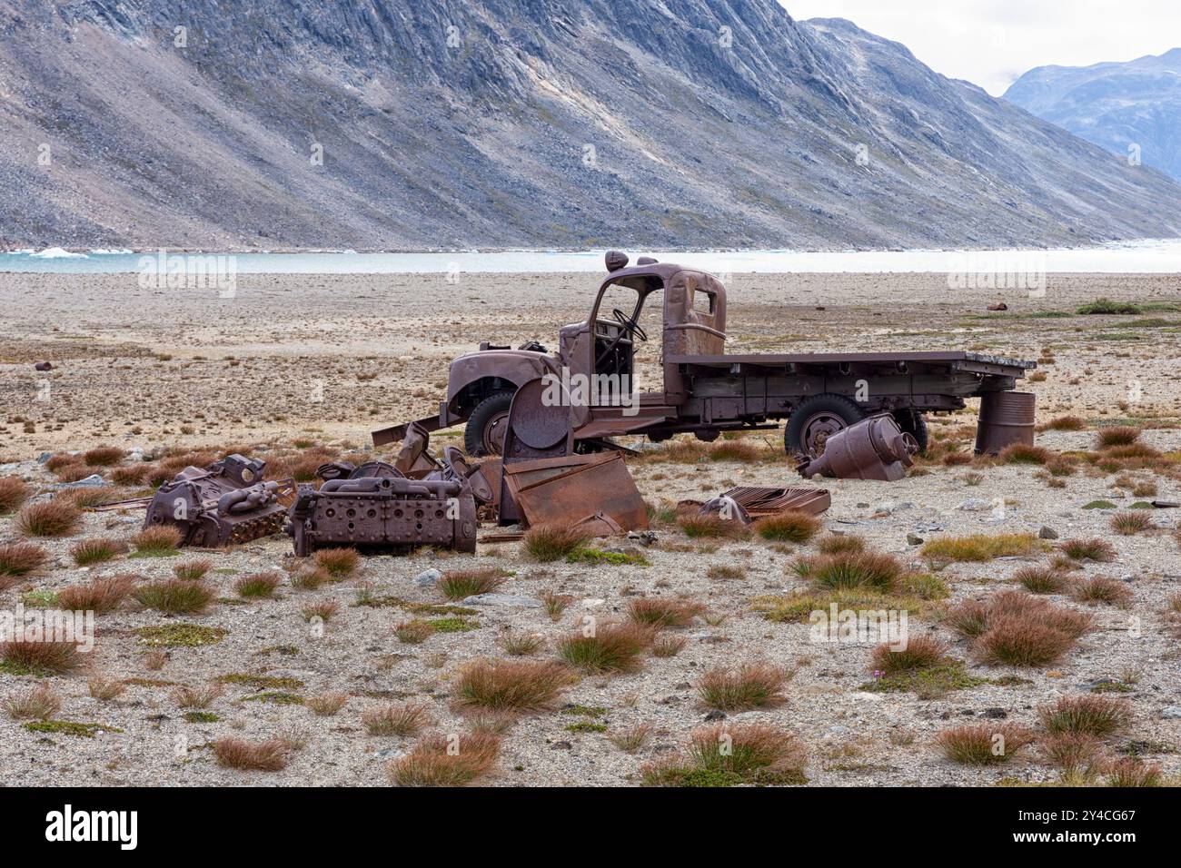 Restes rouillés de l'ancienne base militaire de l'US Army Air Forces Bluie East Two, 2.Ikateq Fjord, Ammassalik, est du Groenland, Danemark Banque D'Images