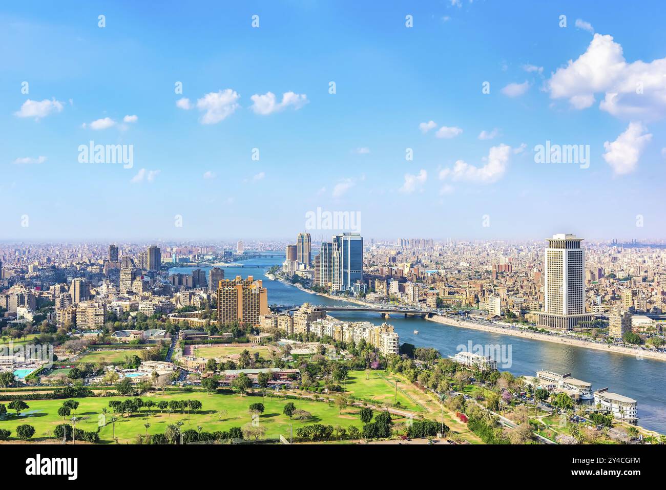 Vue aérienne sur le Caire moderne et le Nil le jour d'été, Egypte, Afrique Banque D'Images