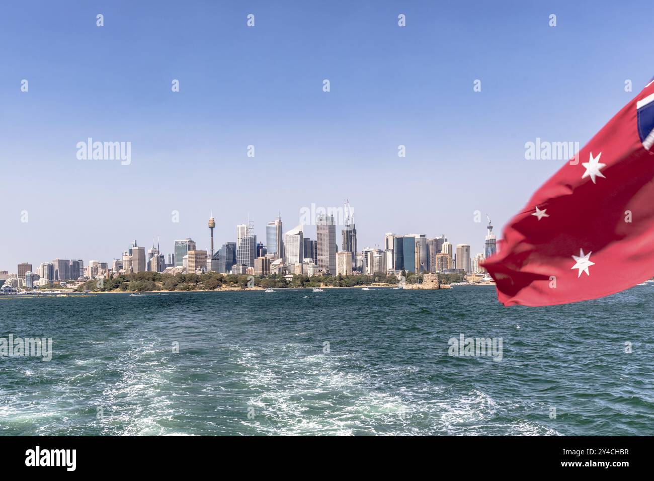 Horizon de Sydney avec Port Jackson et drapeau australien Banque D'Images