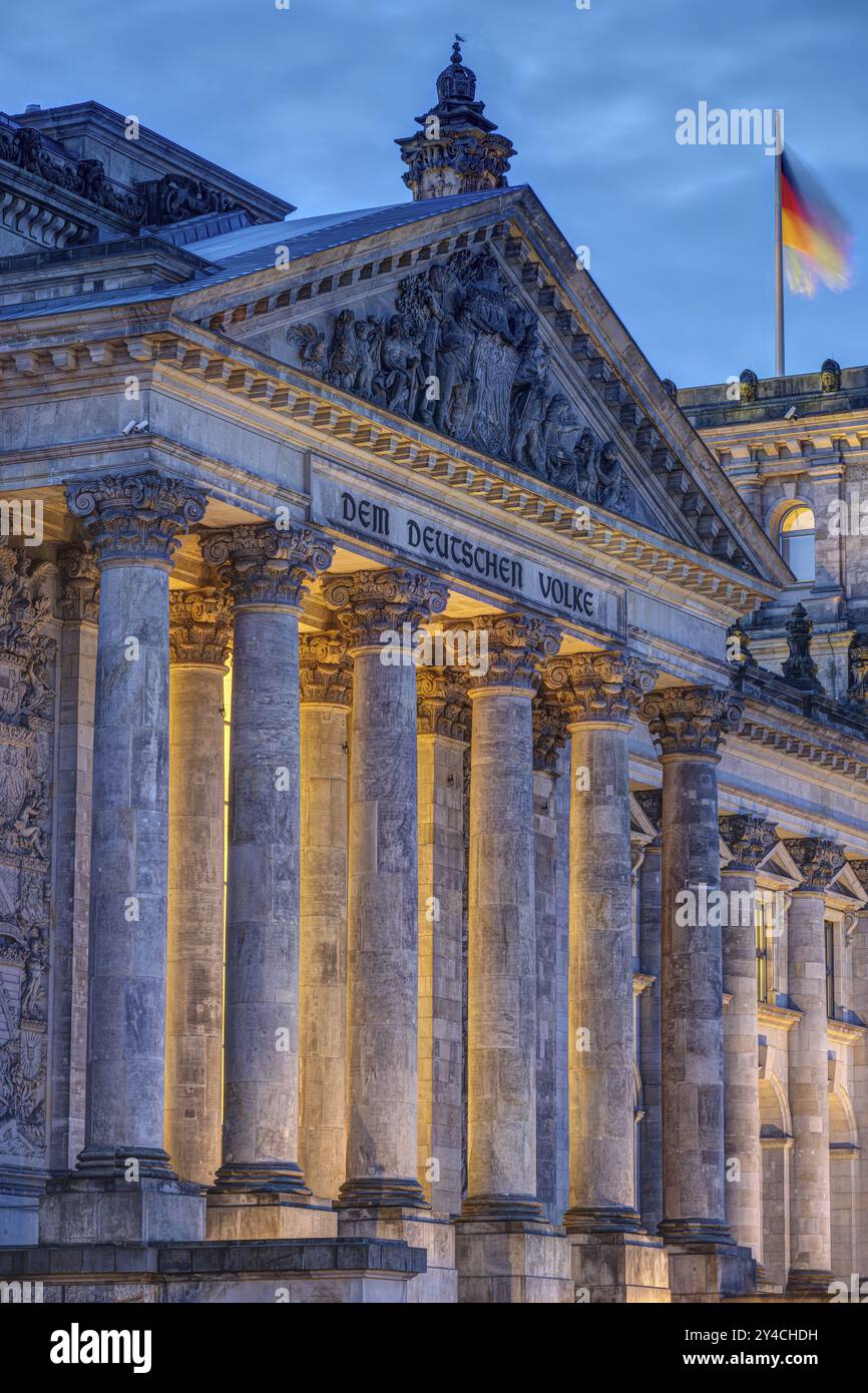 Le portail d'entrée du Reichstag à Berlin à l'aube Banque D'Images