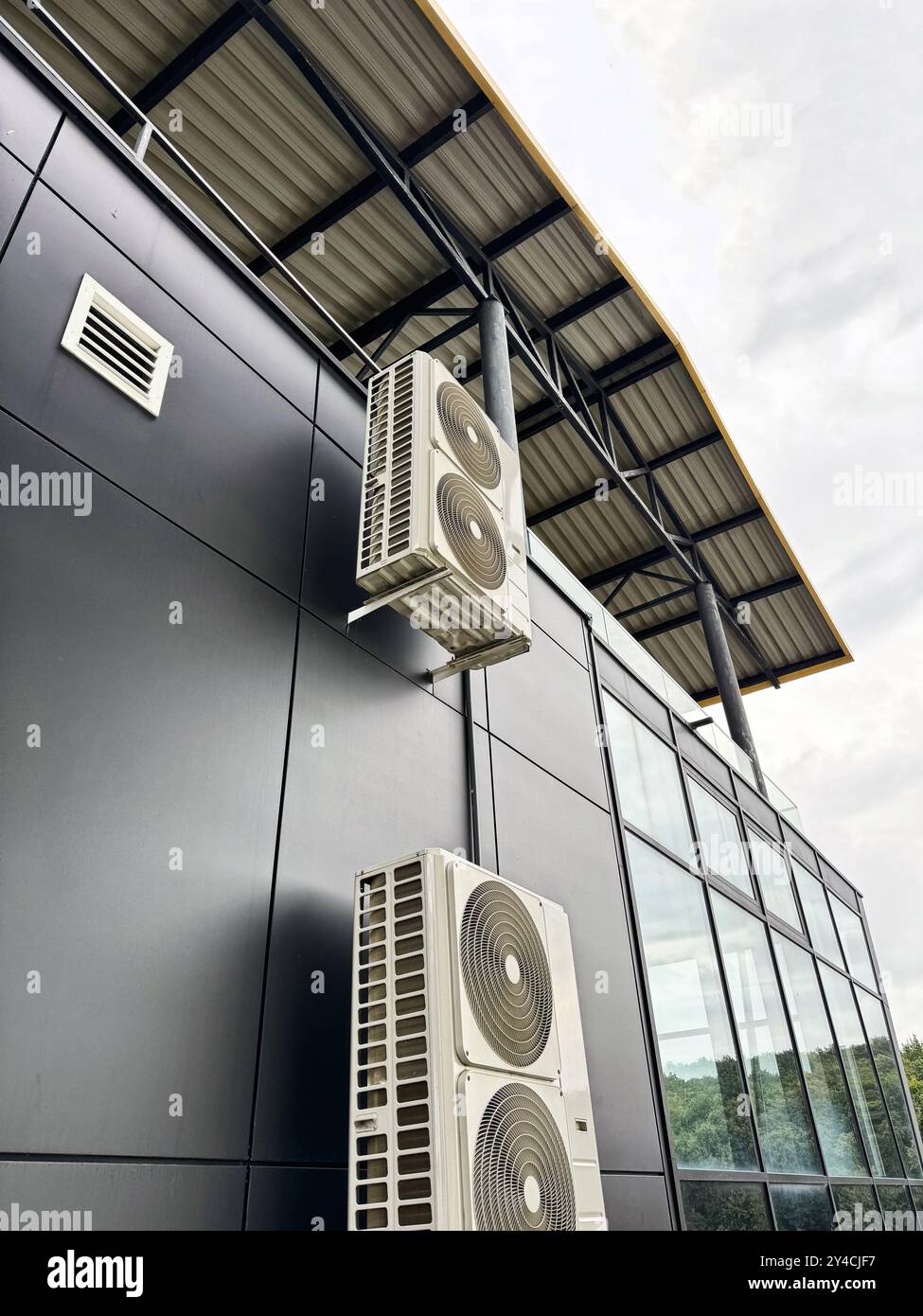 Unités de climatisation attachées à un bâtiment industriel avec structure en acier Banque D'Images