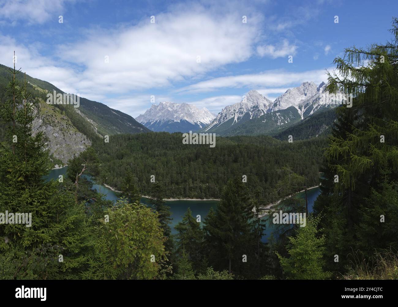 Vue sur le massif de Zugspitze et le lac Blindsee, Autriche, Europe Banque D'Images