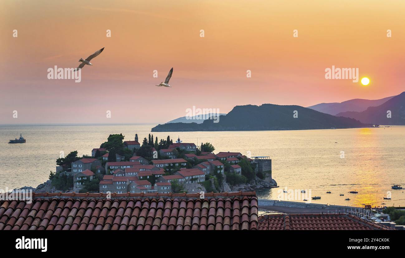 Au coucher du soleil d'été, Sveti Stefan vous survotera Banque D'Images