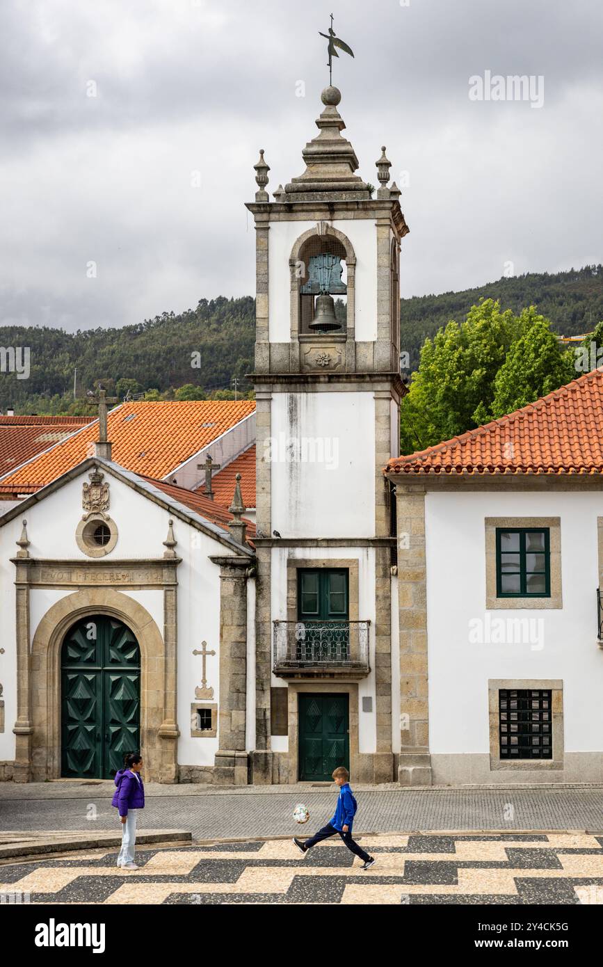 Vie quotidienne comme des amis se rassemblent pour discuter et jouer au football à Arouca, Portugal, une petite ville dans les montagnes. Banque D'Images