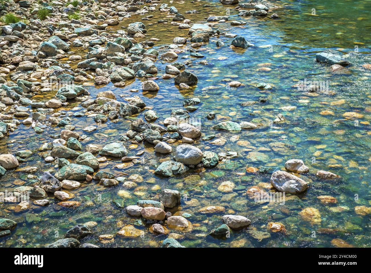 Pierres dans la rivière de montagne avec l'eau transparente, Monténégro, Europe Banque D'Images