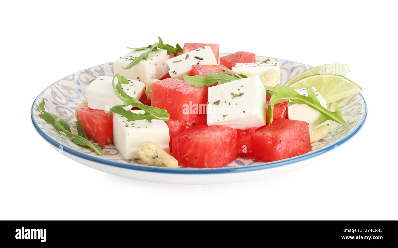 Délicieuse salade de pastèque avec fromage feta, noix de cajou et épices isolées sur blanc Banque D'Images