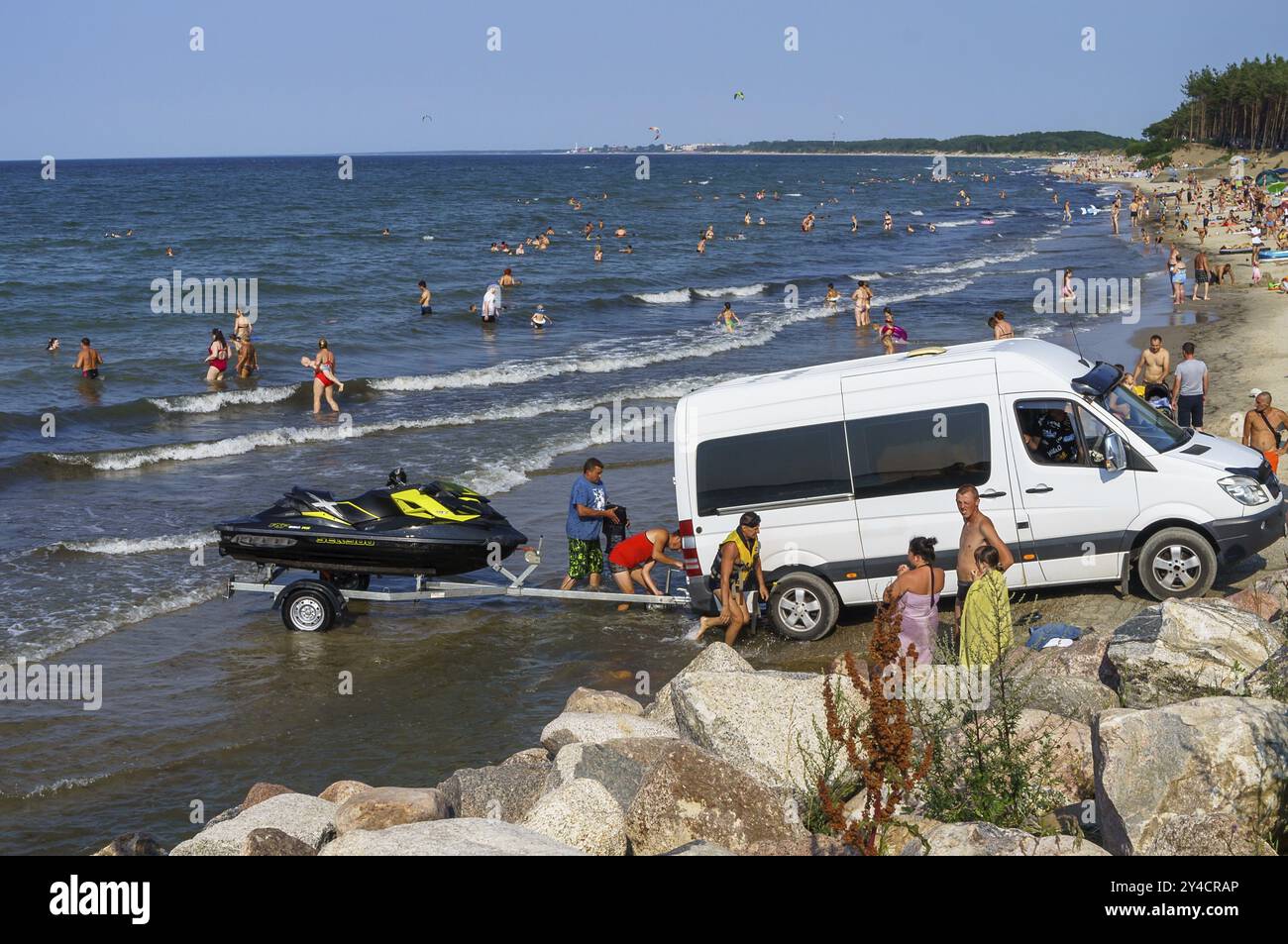 Kaliningrad, mer Baltique, Russie, 2021, 25 juillet : un jet ski est chargé dans un bus. Divertissement sur la plage, Europe Banque D'Images
