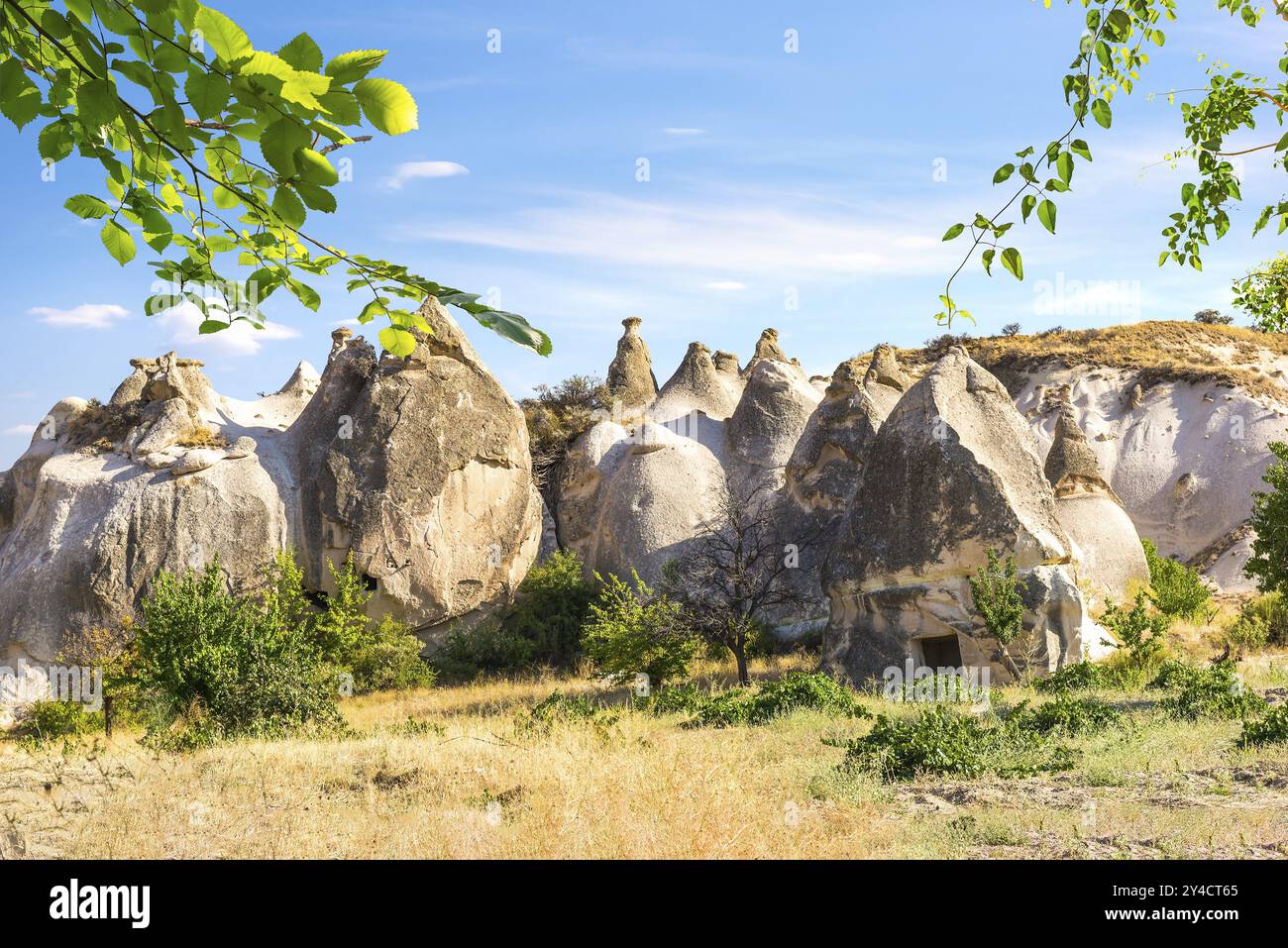 Rochers coniques en Cappadoce à la journée ensoleillée d'été Banque D'Images