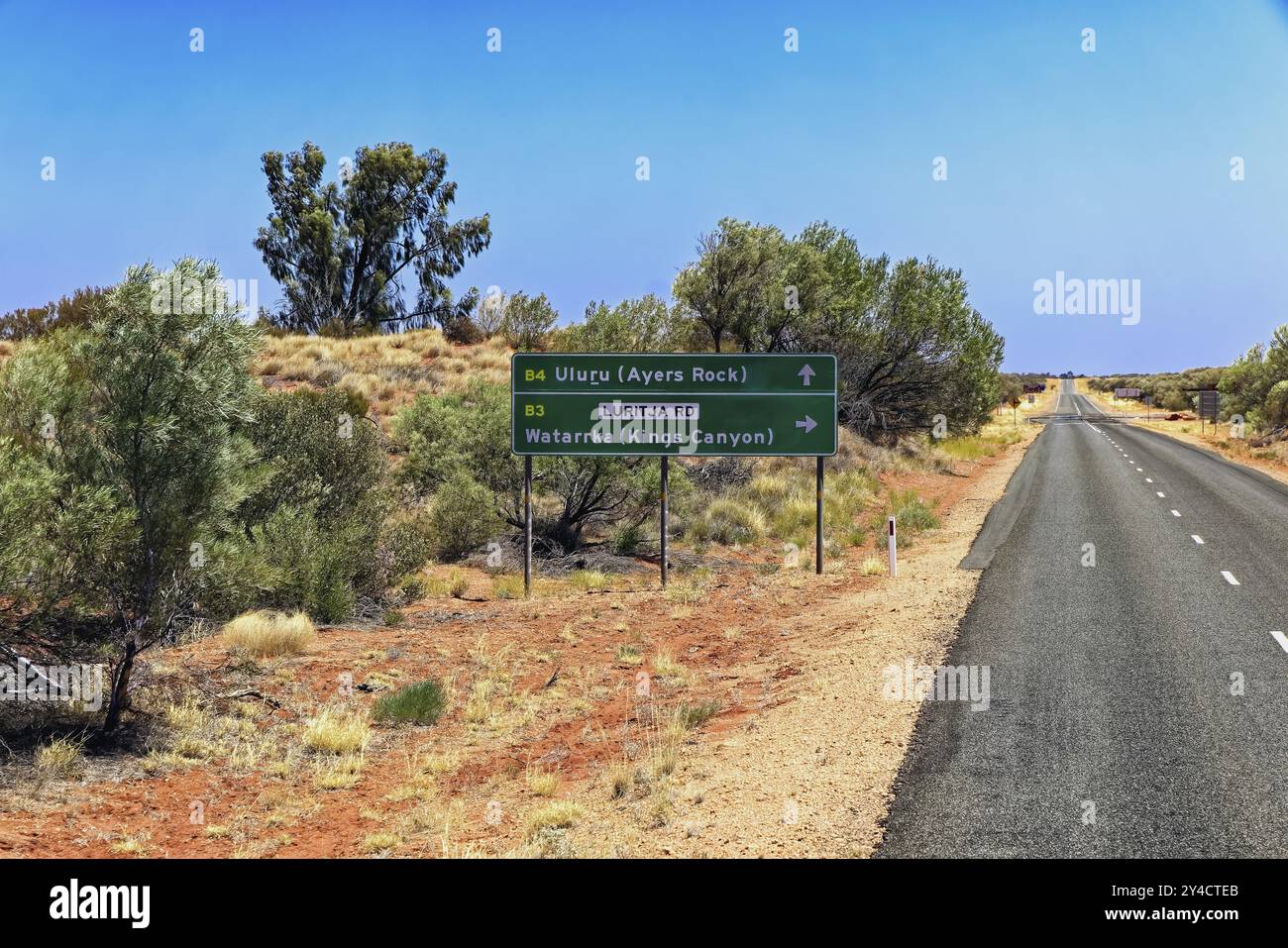 Sur la Lasseter Highway en direction d'Uluru dans l'Outback australien au cœur rouge du territoire du Nord Banque D'Images