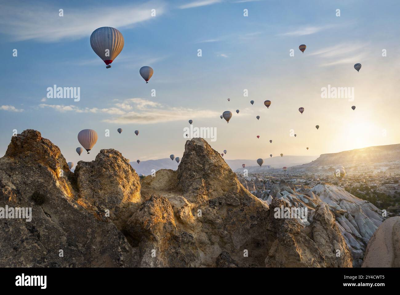 Voler sur des montgolfières en Cappadoce au lever du soleil, Turquie, Asie Banque D'Images