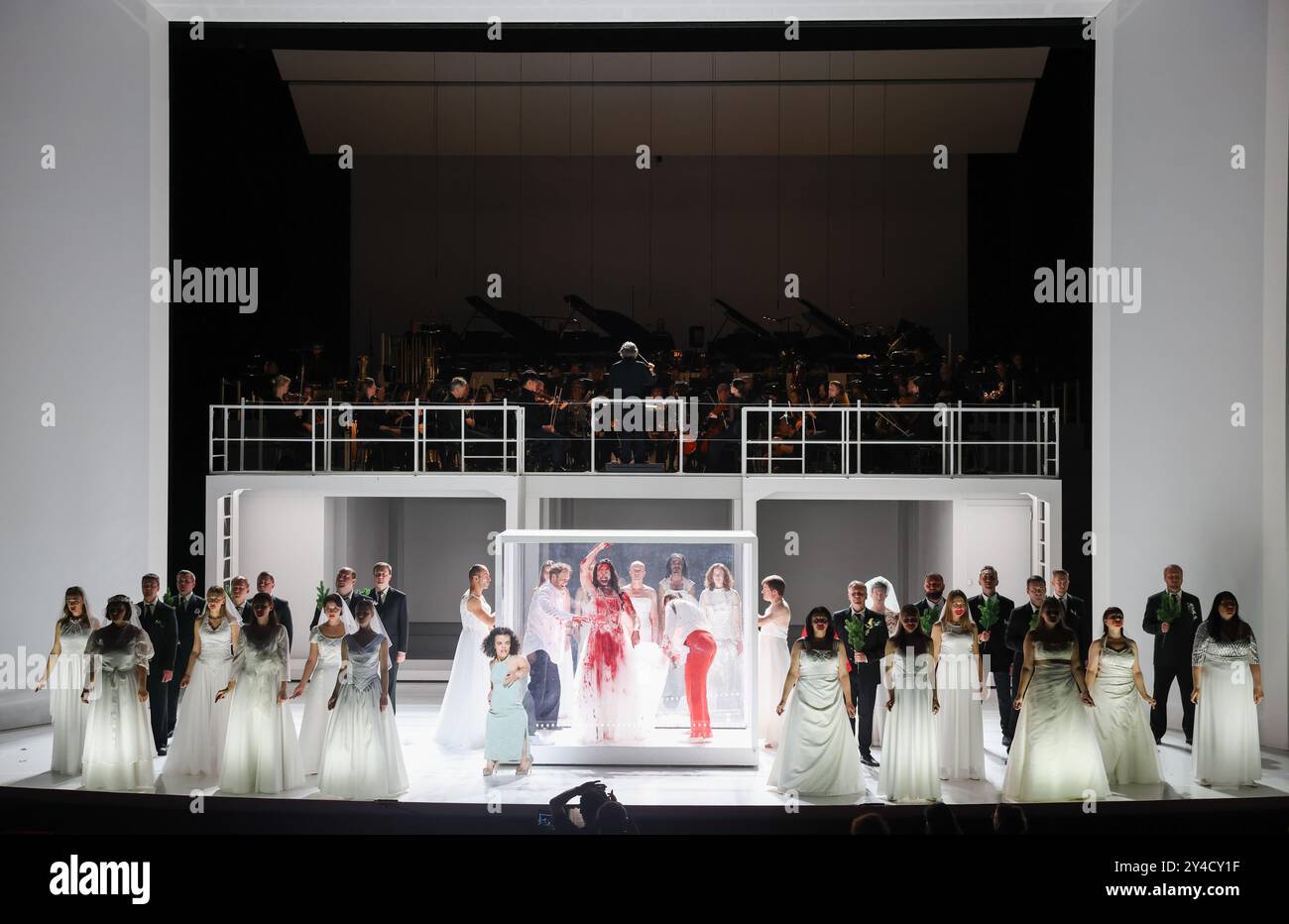 Hambourg, Allemagne. 17 septembre 2024. Oleksiy Palchykov, Cody Quattlebaum et Nicole Chevalier (dans la boîte, gauche-droite), le chœur du Liatoshynski Capella à Kiev (Ukraine) et l'Orchestre philharmonique d'État de Hambourg se tiennent sur la scène de l'Opéra d'État de Hambourg lors d'une répétition photographique de la production 'Trionfi'. L'opéra 'Trionfi' de Carl Orff dans une production de Calixto Bieito et sous la direction musicale de Kent Nagano sera présenté en première sur la scène principale de l'Opéra d'État de Hambourg le 21 septembre 2024. Crédit : Christian Charisius/dpa/Alamy Live News Banque D'Images