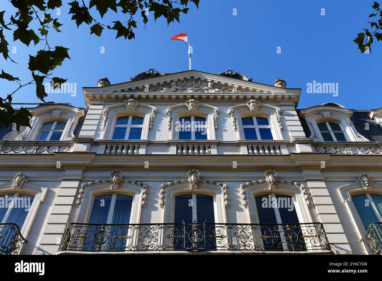 La façade de la maison française traditionnelle avec des balcons et des fenêtres typiques. Paris, France. Banque D'Images