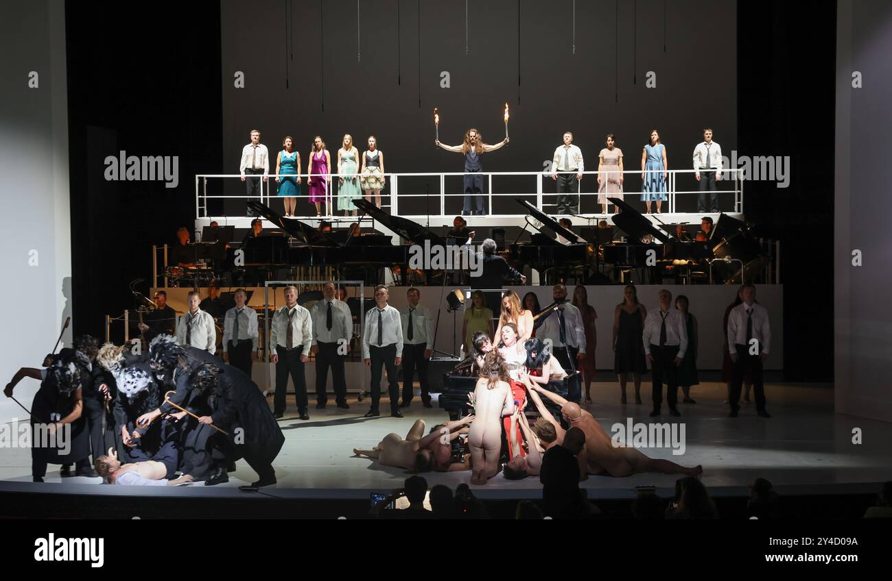 Hambourg, Allemagne. 17 septembre 2024. Oleksiy Palchykov (à gauche), Cody Quattlebaum (ci-dessus, M.), Nicole Chevalier (à droite), le chœur du Liatoshynski Capella à Kiev (Ukraine) et l'Orchestre philharmonique d'État de Hambourg se tiennent sur la scène de l'Opéra d'État de Hambourg lors d'une répétition photographique de la production 'Trionfi'. L'opéra 'Trionfi' de Carl Orff dans une production de Calixto Bieito et sous la direction musicale de Kent Nagano sera présenté en première sur la scène principale de l'Opéra d'État de Hambourg le 21 septembre 2024. Crédit : Christian Charisius/dpa/Alamy Live News Banque D'Images