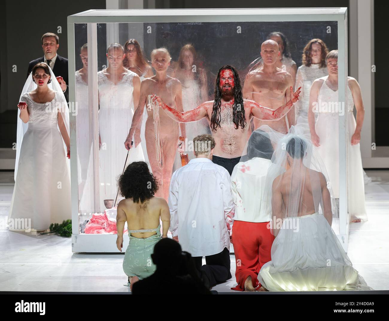 Hambourg, Allemagne. 17 septembre 2024. Cody Quattlebaum (M), Jake Arditti (avant, R-l), Nicole Chevalier, Oleksiy Palchykov, en plus, le chœur du Liatoshynski Capella à Kiev (Ukraine) se tient sur la scène de l'Opéra d'État de Hambourg lors d'une répétition photographique de la production 'Trionfi'. L'opéra 'Trionfi' de Carl Orff dans une production de Calixto Bieito et sous la direction musicale de Kent Nagano sera présenté en première sur la scène principale de l'Opéra d'État de Hambourg le 21 septembre 2024. Crédit : Christian Charisius/dpa/Alamy Live News Banque D'Images