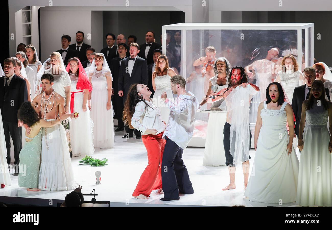 Hambourg, Allemagne. 17 septembre 2024. Jake Arditti (avant, 2e à partir de la gauche), Nicole Chevalier, Oleksiy Palchykov, Cody Quattlebaum, le chœur du Liatoshynski Capella à Kiev (Ukraine), le chœur de l'Opéra d'État de Hambourg et des figurines se tiennent sur la scène de l'Opéra d'État de Hambourg lors d'une répétition photographique de la production 'Trionfi'. L'opéra 'Trionfi' de Carl Orff dans une production de Calixto Bieito et sous la direction musicale de Kent Nagano sera présenté en première sur la scène principale de l'Opéra d'État de Hambourg le 21 septembre 2024. Crédit : Christian Charisius/dpa/Alamy Live News Banque D'Images
