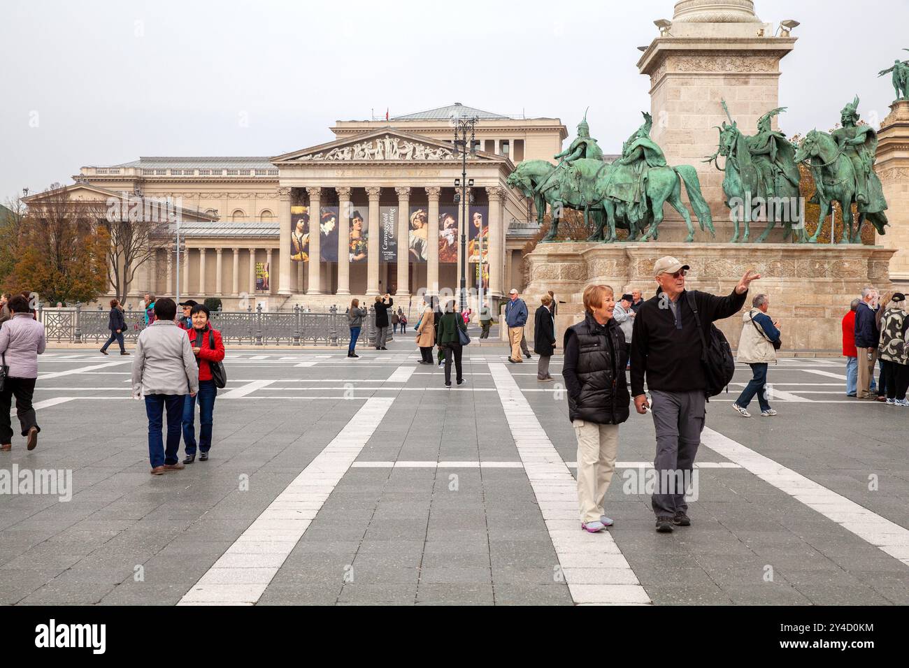 Touristes au Musée des Beaux-Arts (Szépművészeti Múzeum), sur la place des héros, avec les sept chefs de la statue Magyars, Budapest, Hongrie, Banque D'Images