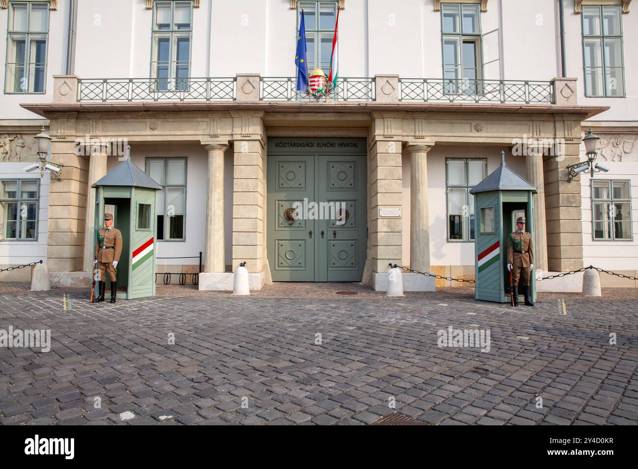 Le Bureau du Président de la Hongrie Sándor Palais gardé par deux soldats hongrois avec des boîtes de sentinelle, Budapest Hongrie Banque D'Images