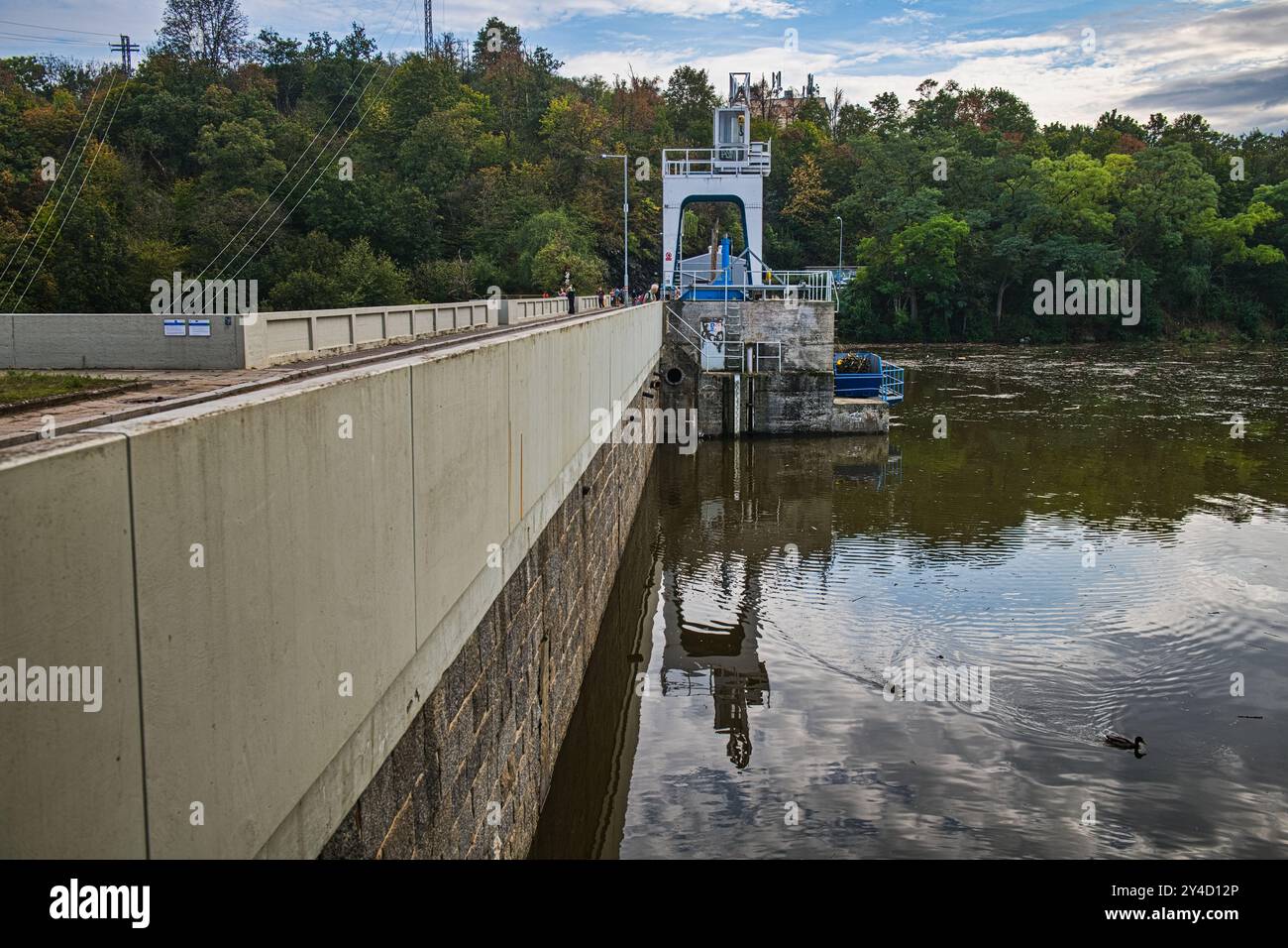 Brno, République tchèque. 17 septembre 2024. Le réservoir de Brno (barrage) après des précipitations extrêmes et des inondations subséquentes est complètement rempli à Brno, en République tchèque, le 17 septembre 2024. Crédit : Patrik Uhlir/CTK photo/Alamy Live News Banque D'Images