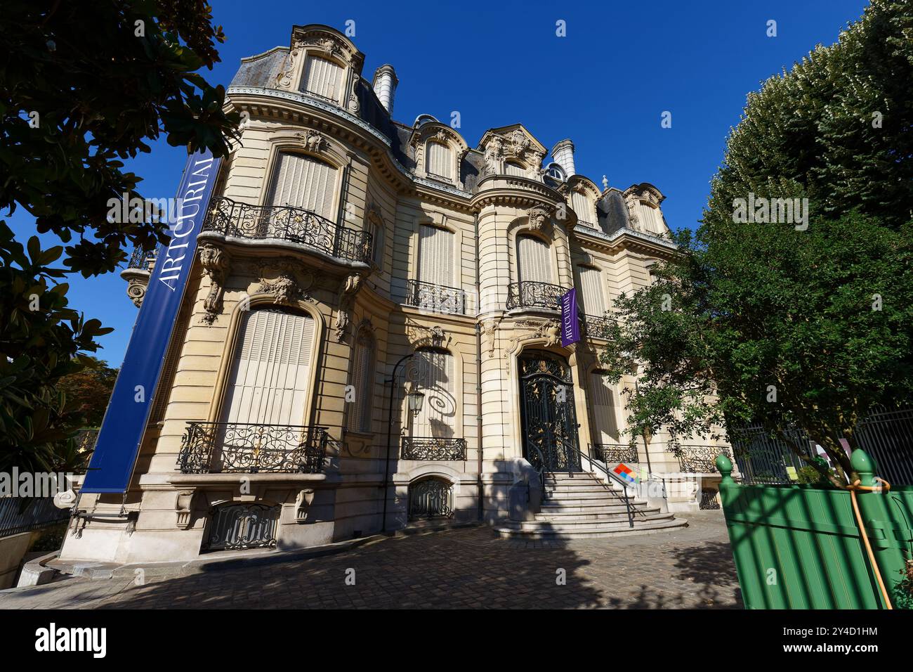 PARIS, FRANCE - 25 août 2024 : le bâtiment Marcel Dassault accueille la maison de ventes Artcurial à Paris, . . Il est situé à l'angle de l'avenue Montaigne en Banque D'Images