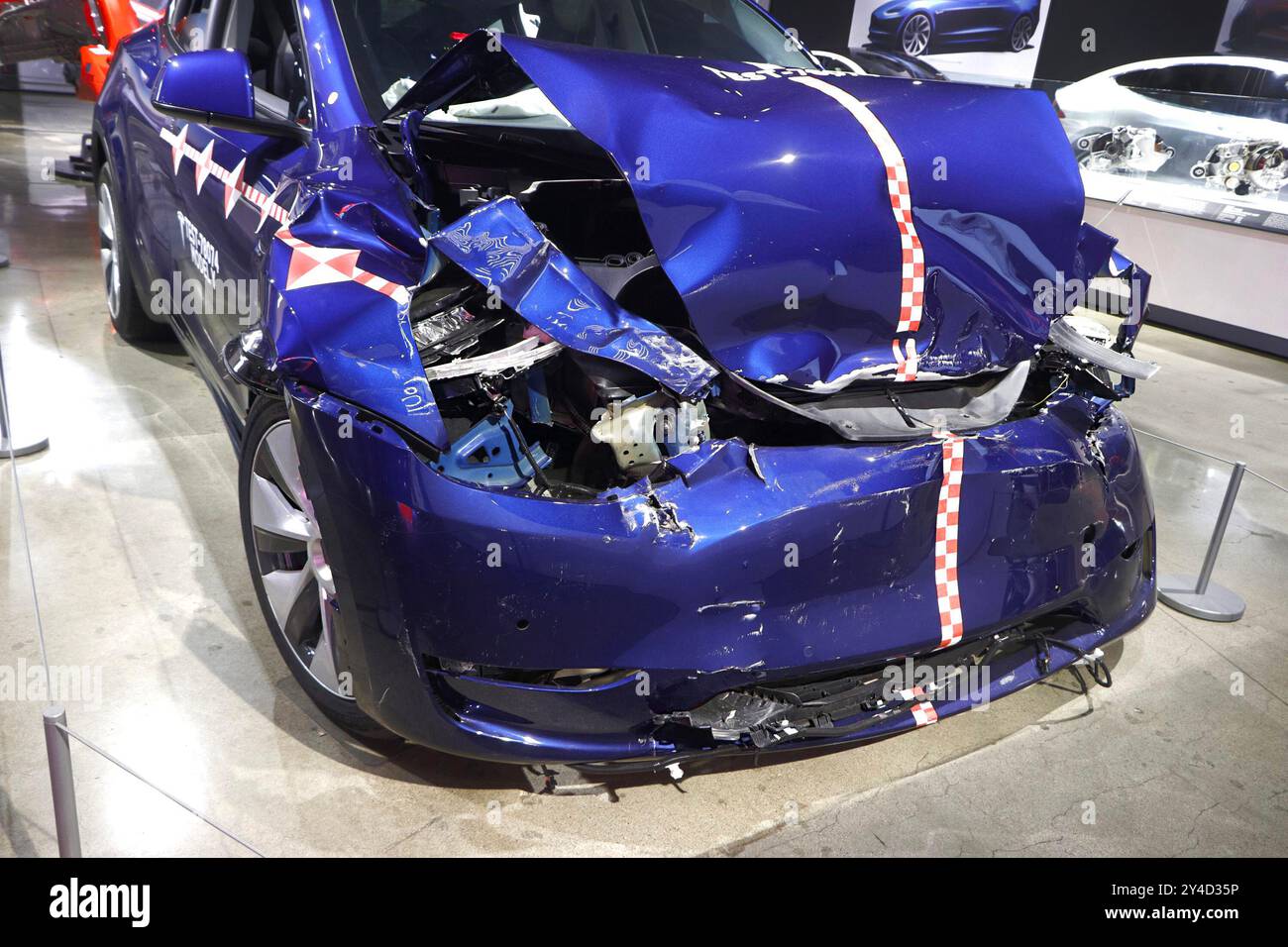 Épave de voiture tesla bleu froissé d'un crash test petersen Automotive Museum à Los angeles LA usa elon Musk concept Banque D'Images