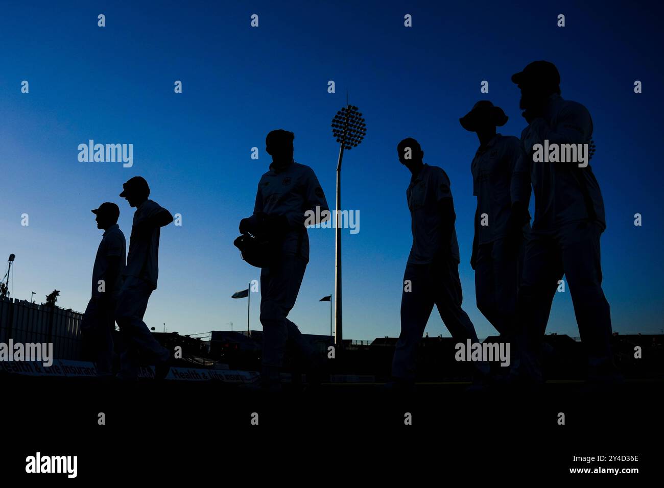 Bristol, Royaume-Uni, 17 septembre 2024. Les joueurs du Gloucestershire quittent le terrain à la fin du premier jour lors du match de Vitality County Championship Division Two entre le Gloucestershire et le Sussex. Crédit : Robbie Stephenson/Gloucestershire Cricket/Alamy Live News Banque D'Images